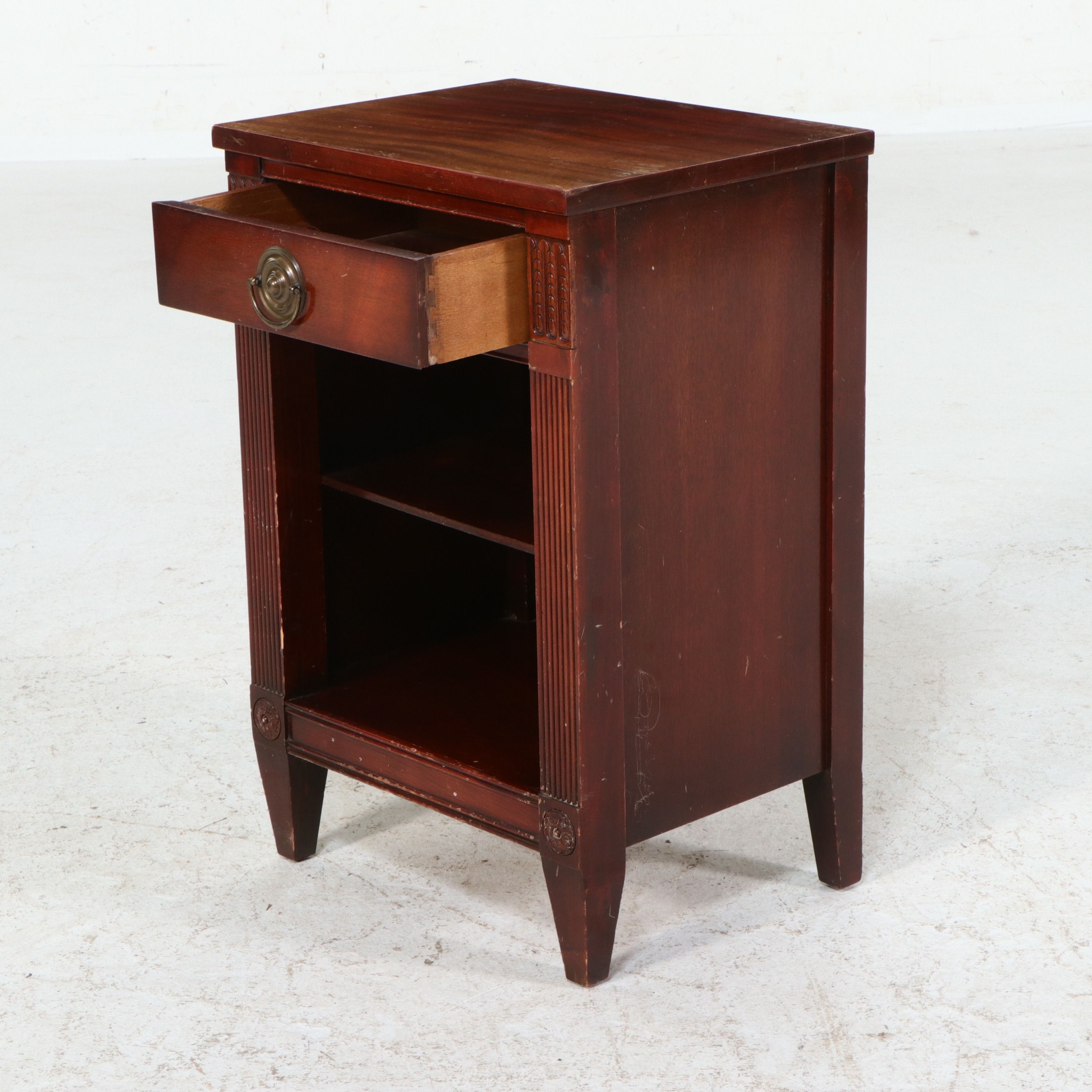 Four-Piece Mahogany Bedroom Suite in the Hepplewhite Style, Circa 1940-1950