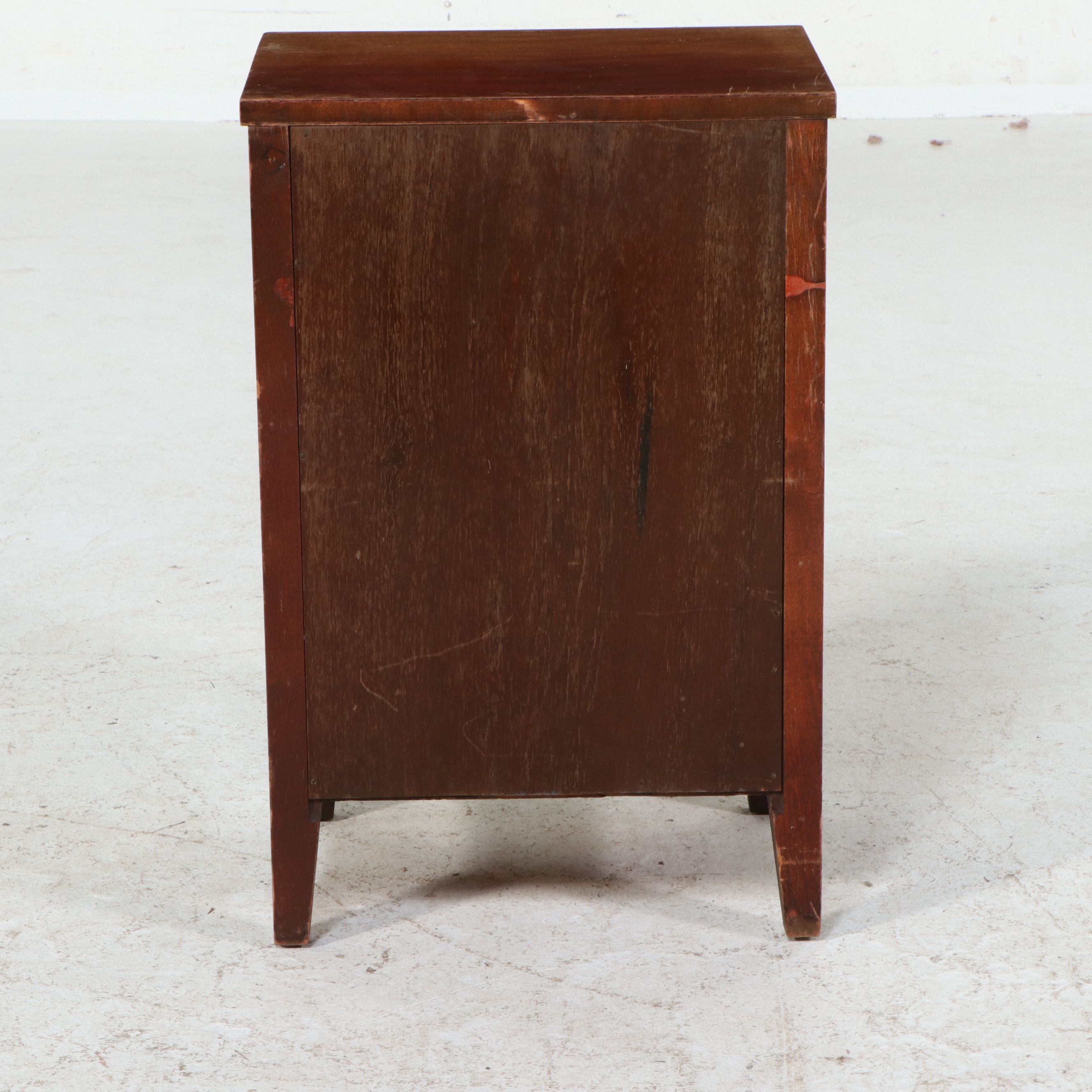 Four-Piece Mahogany Bedroom Suite in the Hepplewhite Style, Circa 1940-1950