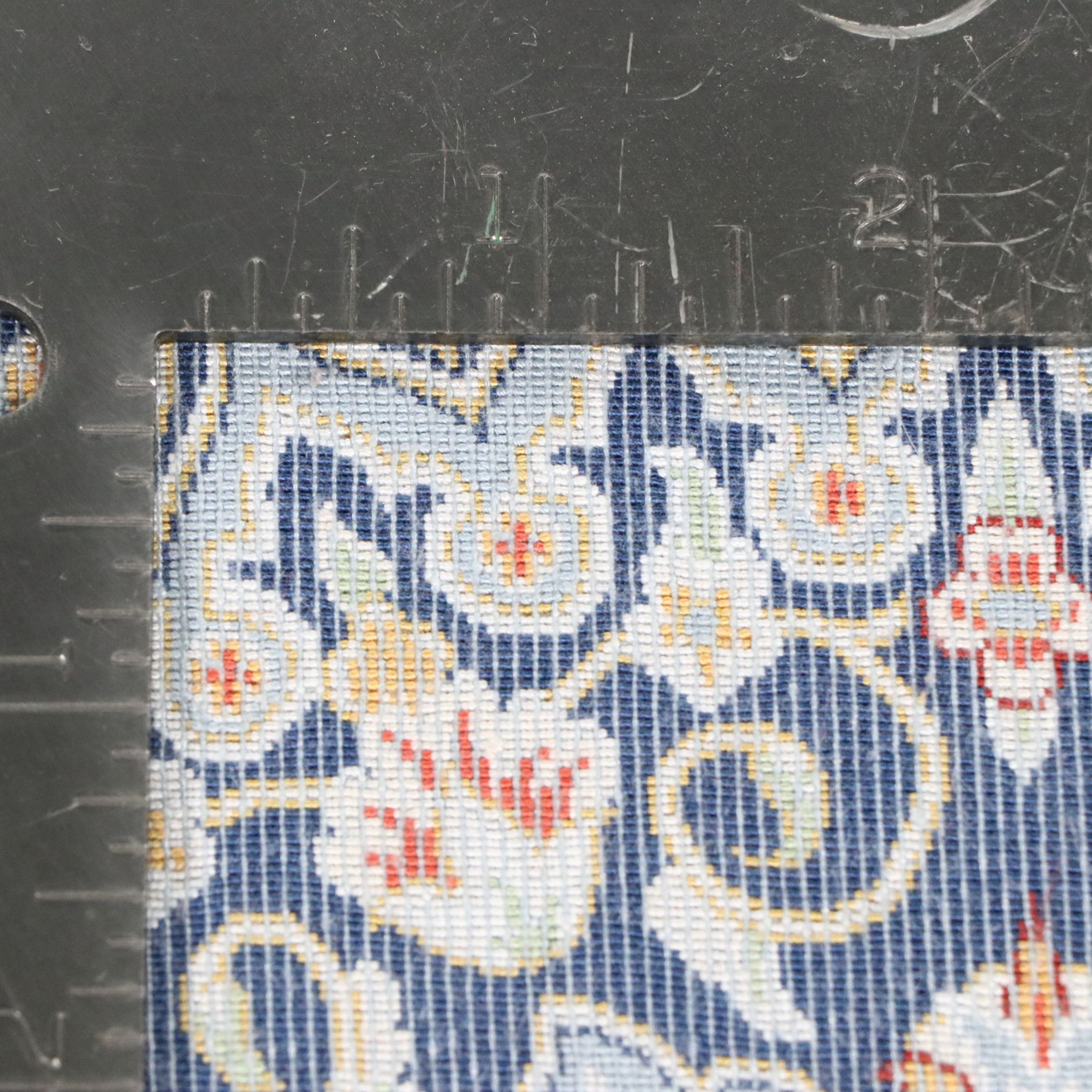 1'10 Round Machine Made Turkish Qom Silk Accent Rug