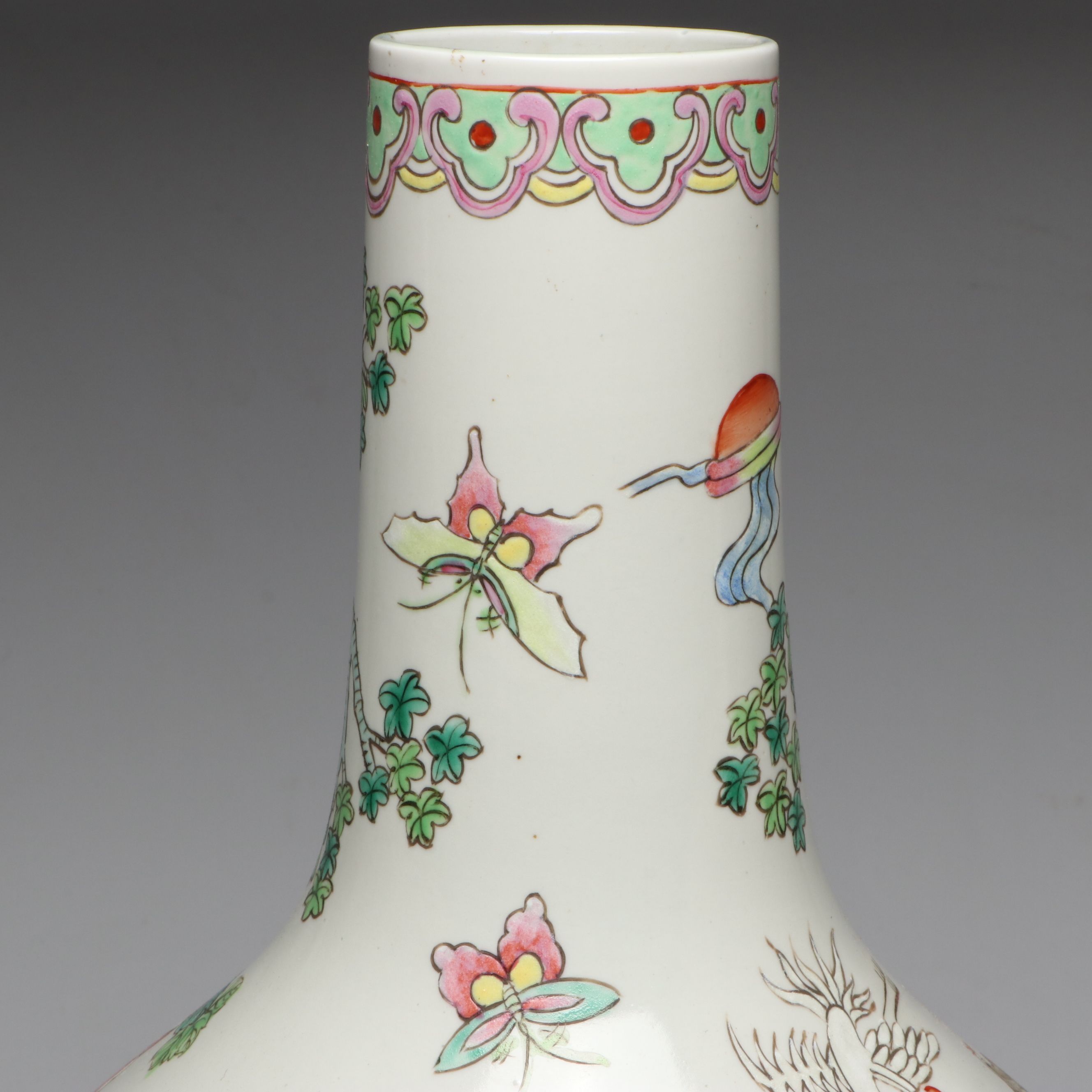 Chinese Famille Rose Enameled Porcelain Vase Depicting Birds, 20th Century