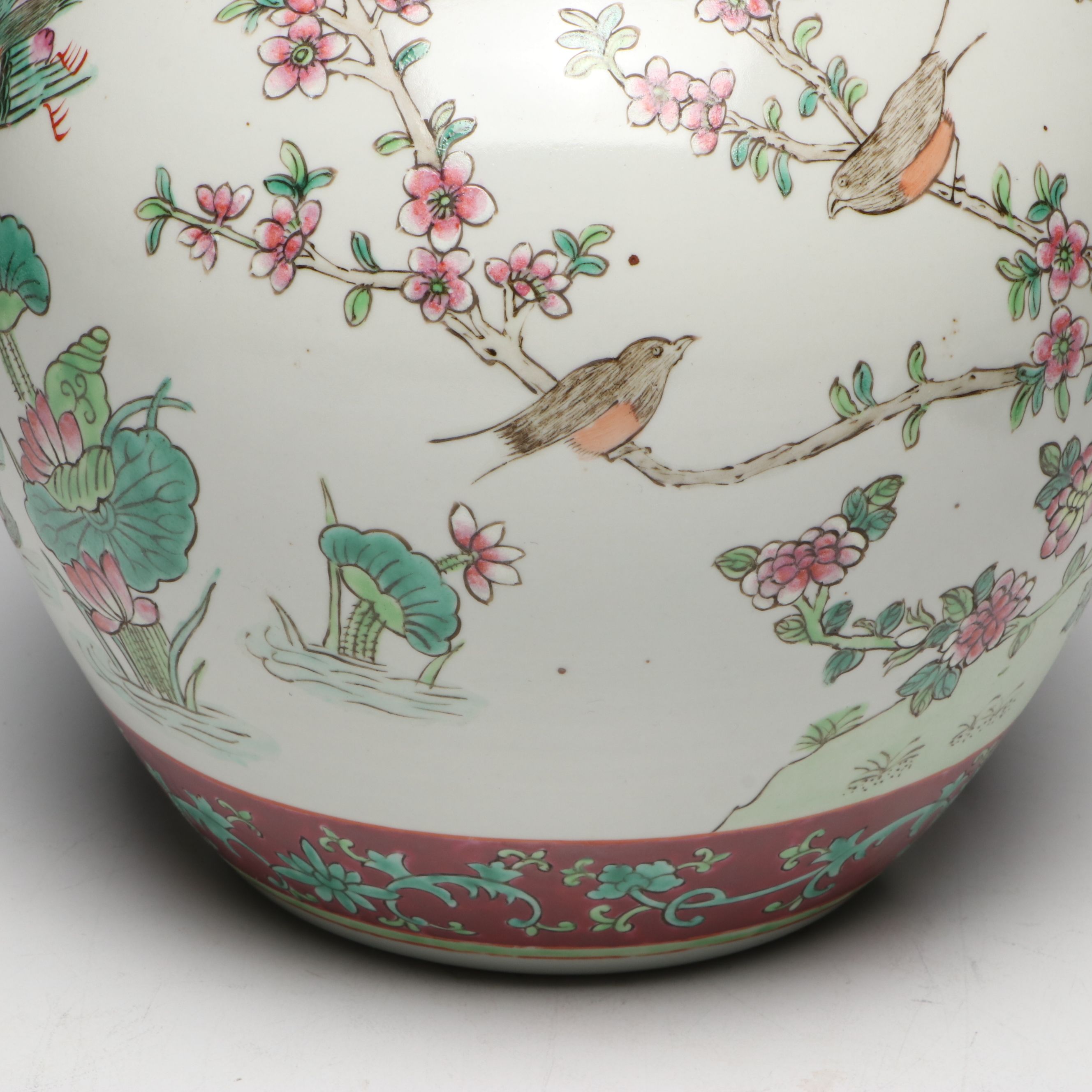 Chinese Famille Rose Enameled Porcelain Vase Depicting Birds, 20th Century