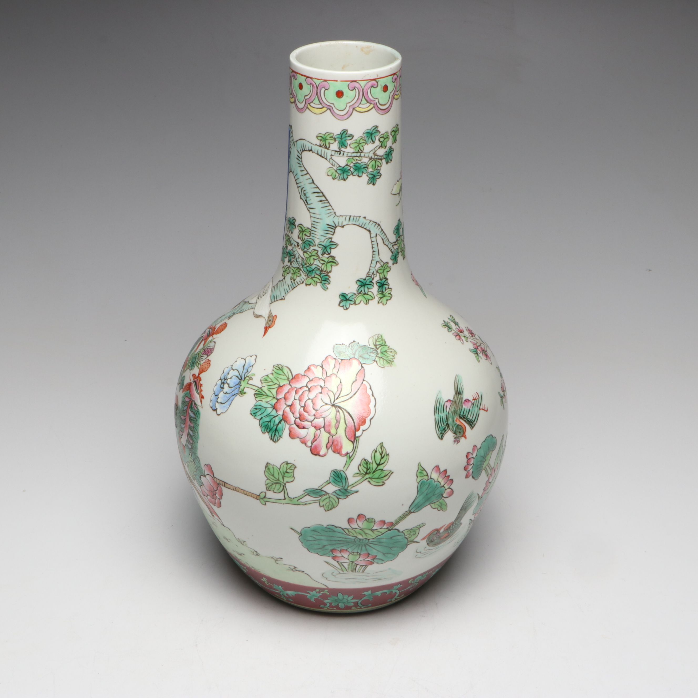 Chinese Famille Rose Enameled Porcelain Vase Depicting Birds, 20th Century