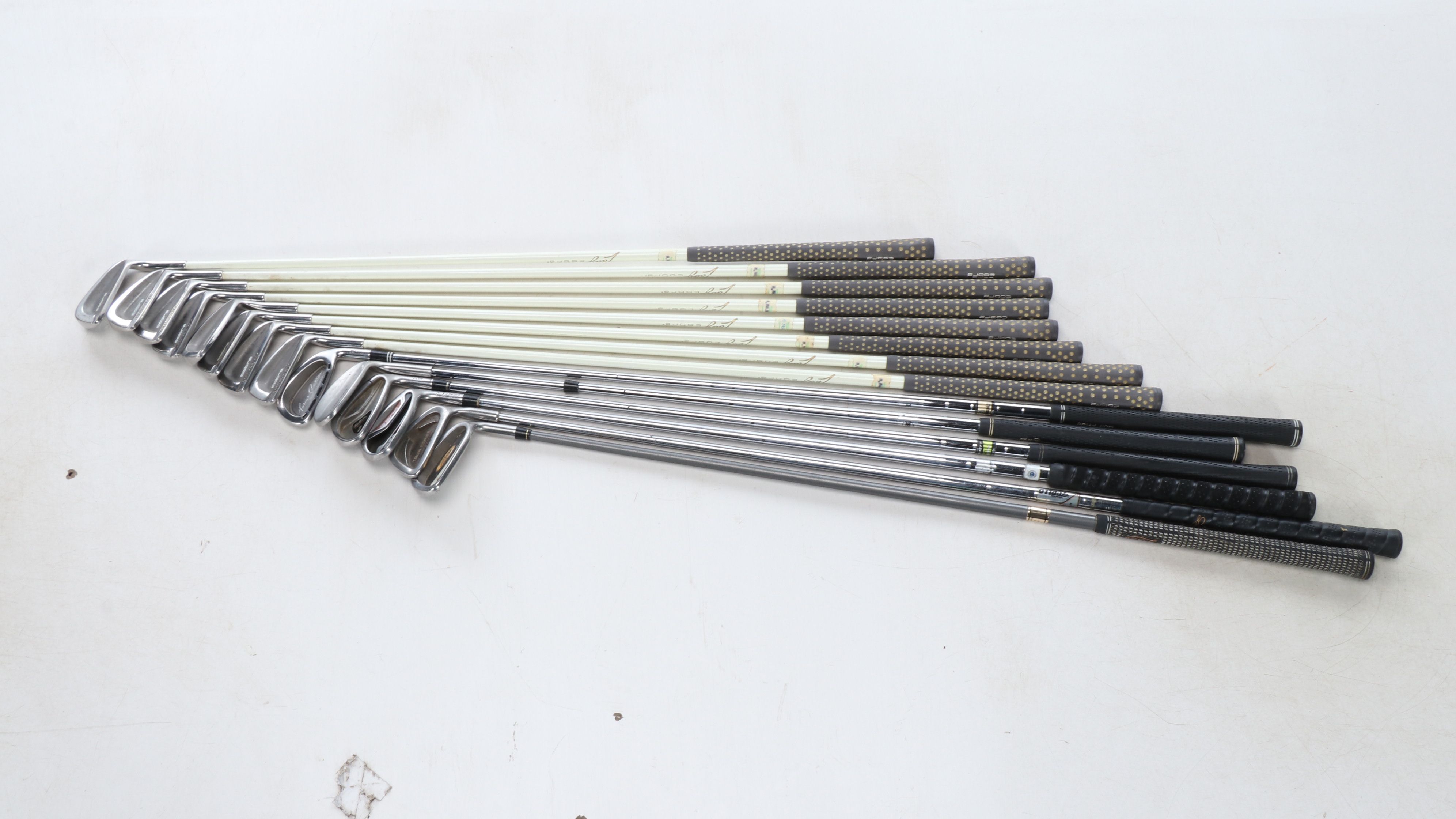 Slazenger Golf Bag with Right- Handed Golf Clubs and Foldable Cart