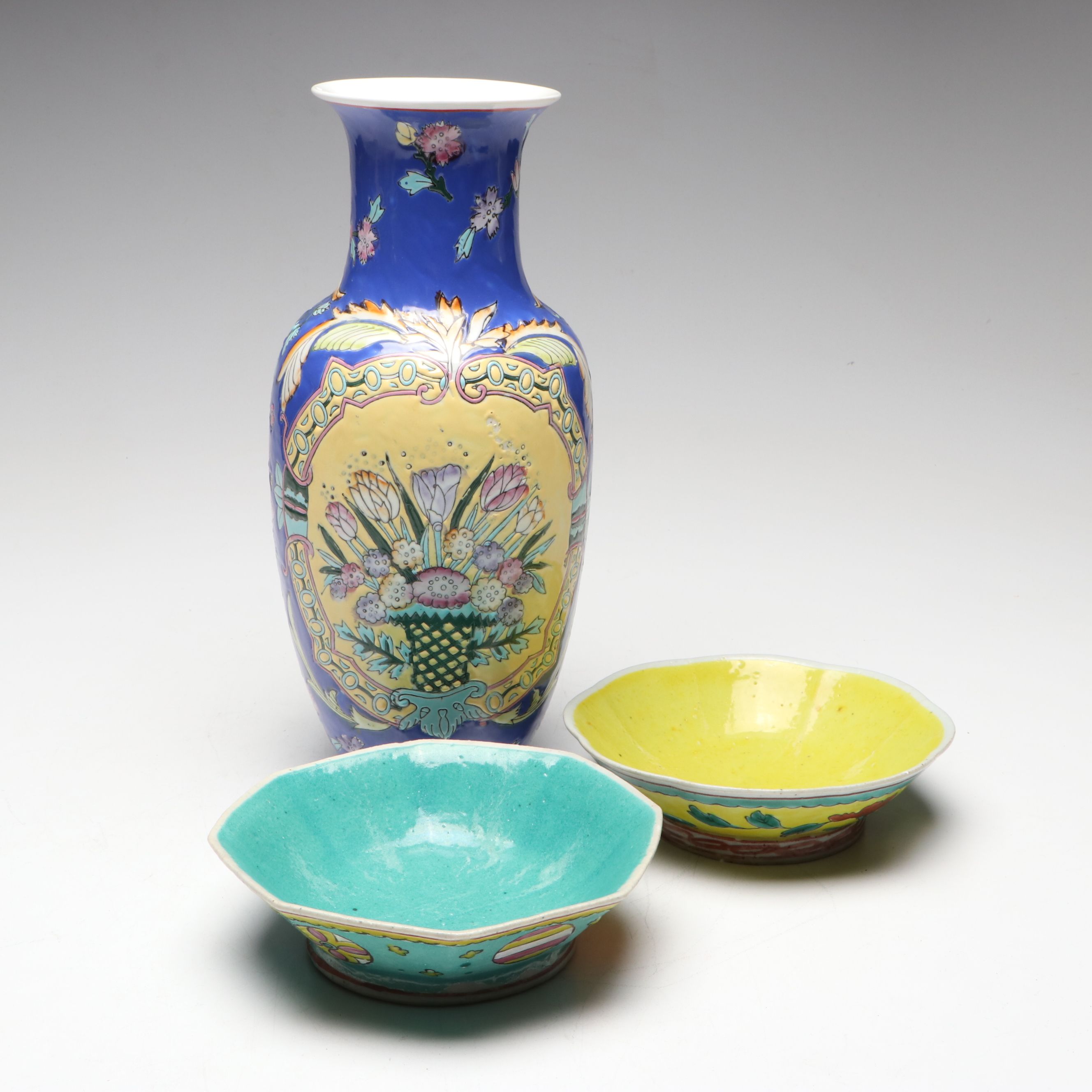 Chinese Enameled Vegetal Porcelain Vase with Footed Bowls, 20th Century