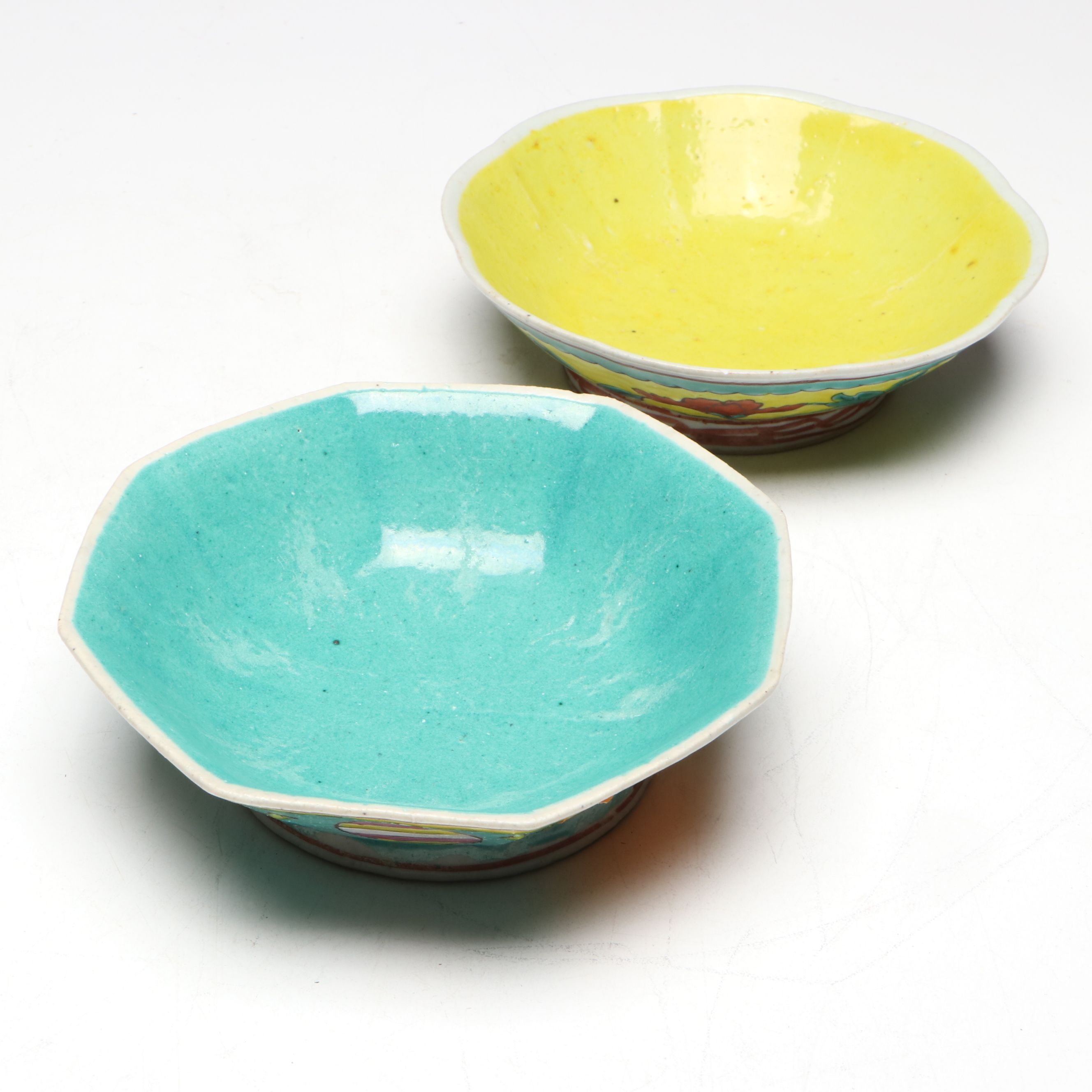 Chinese Enameled Vegetal Porcelain Vase with Footed Bowls, 20th Century