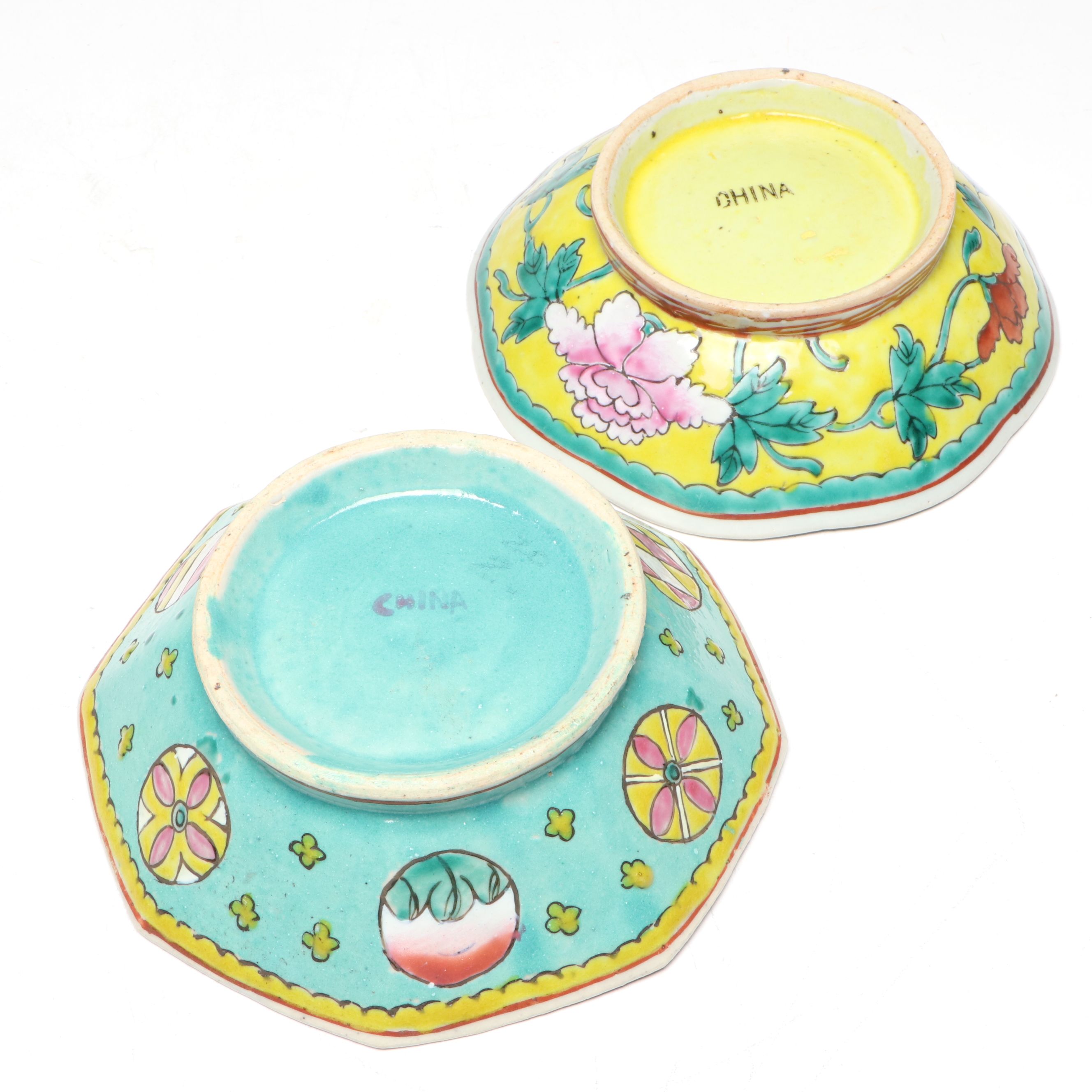 Chinese Enameled Vegetal Porcelain Vase with Footed Bowls, 20th Century