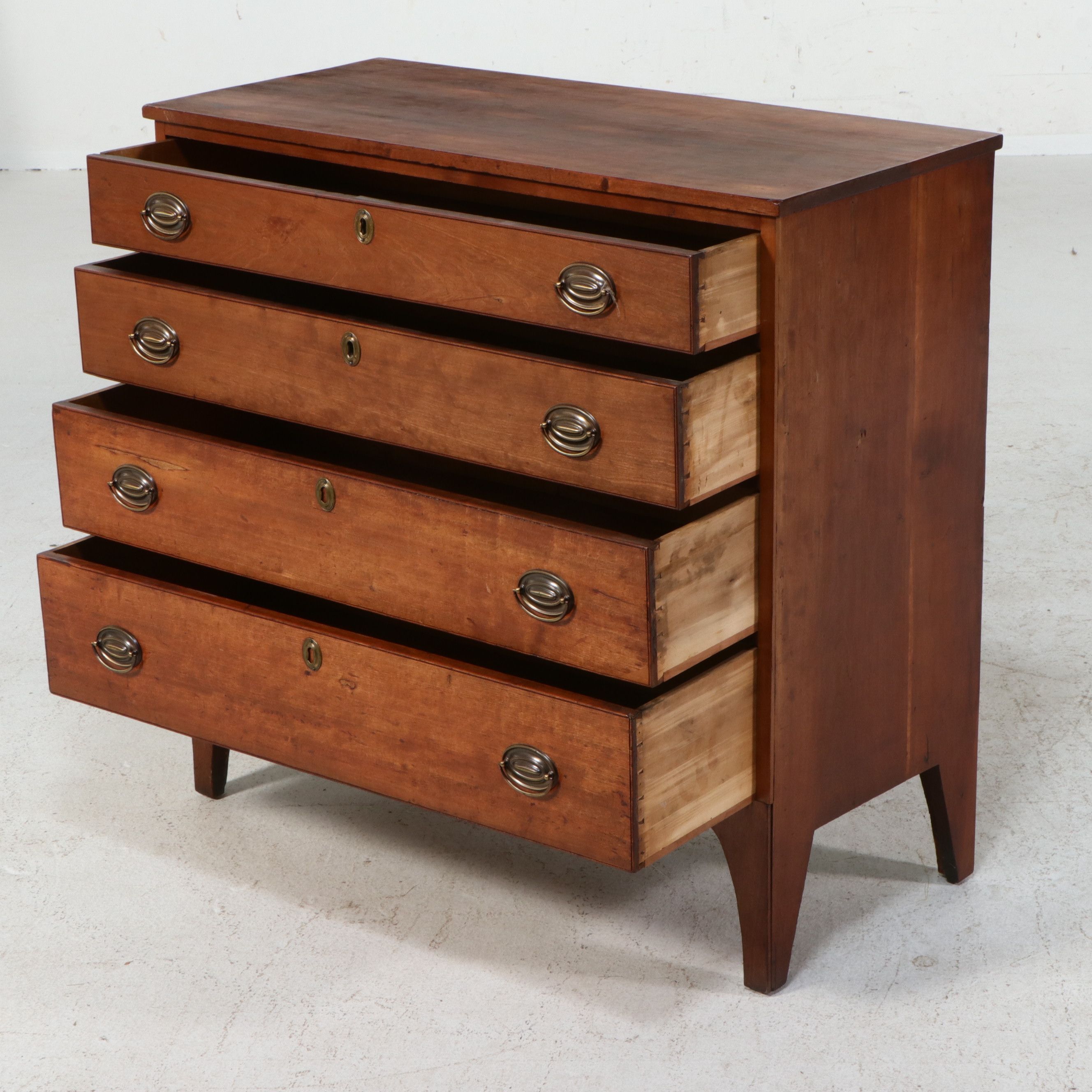 Southern Hepplewhite Style Cherry Wood Chest of Drawers, Early 19th Century