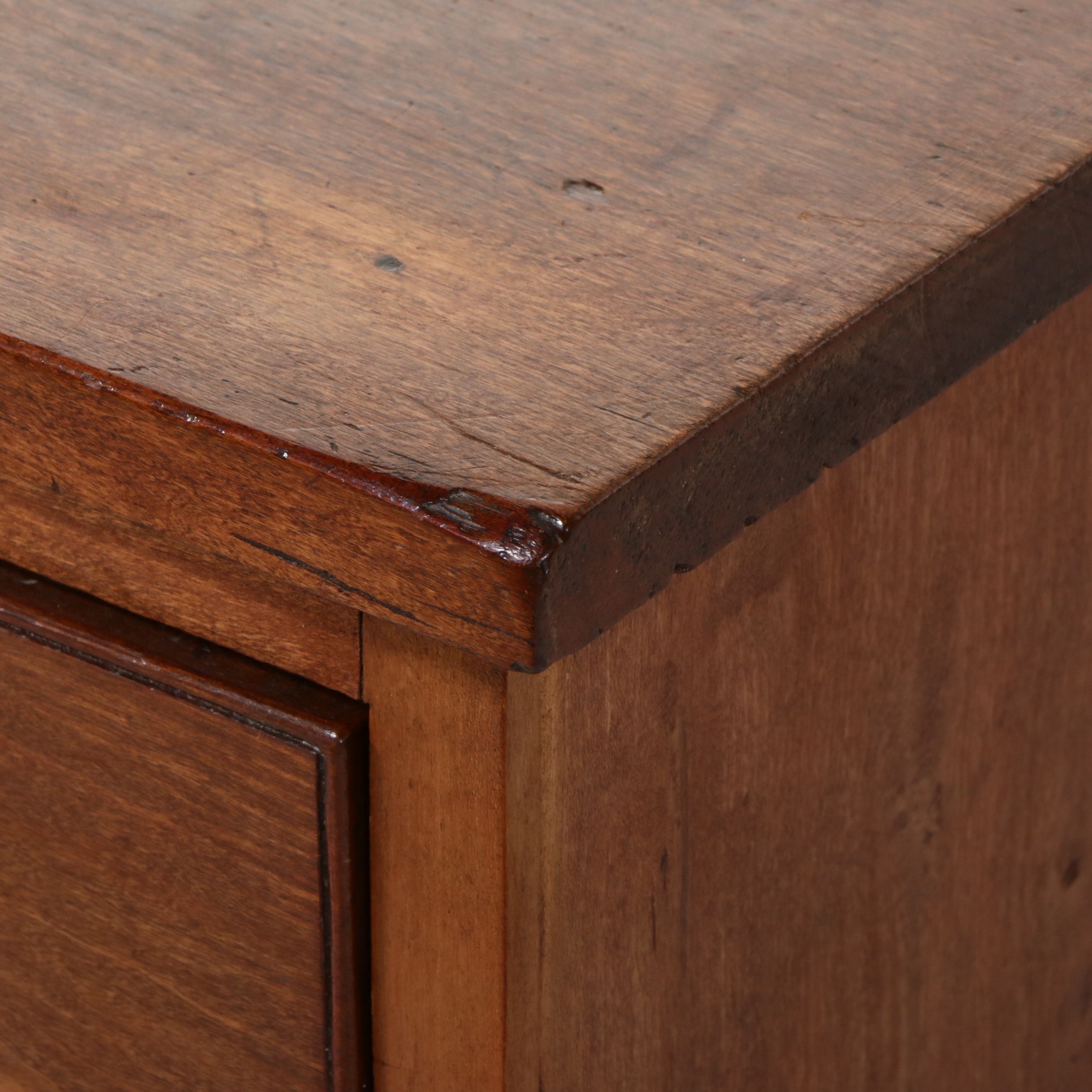 Southern Hepplewhite Style Cherry Wood Chest of Drawers, Early 19th Century
