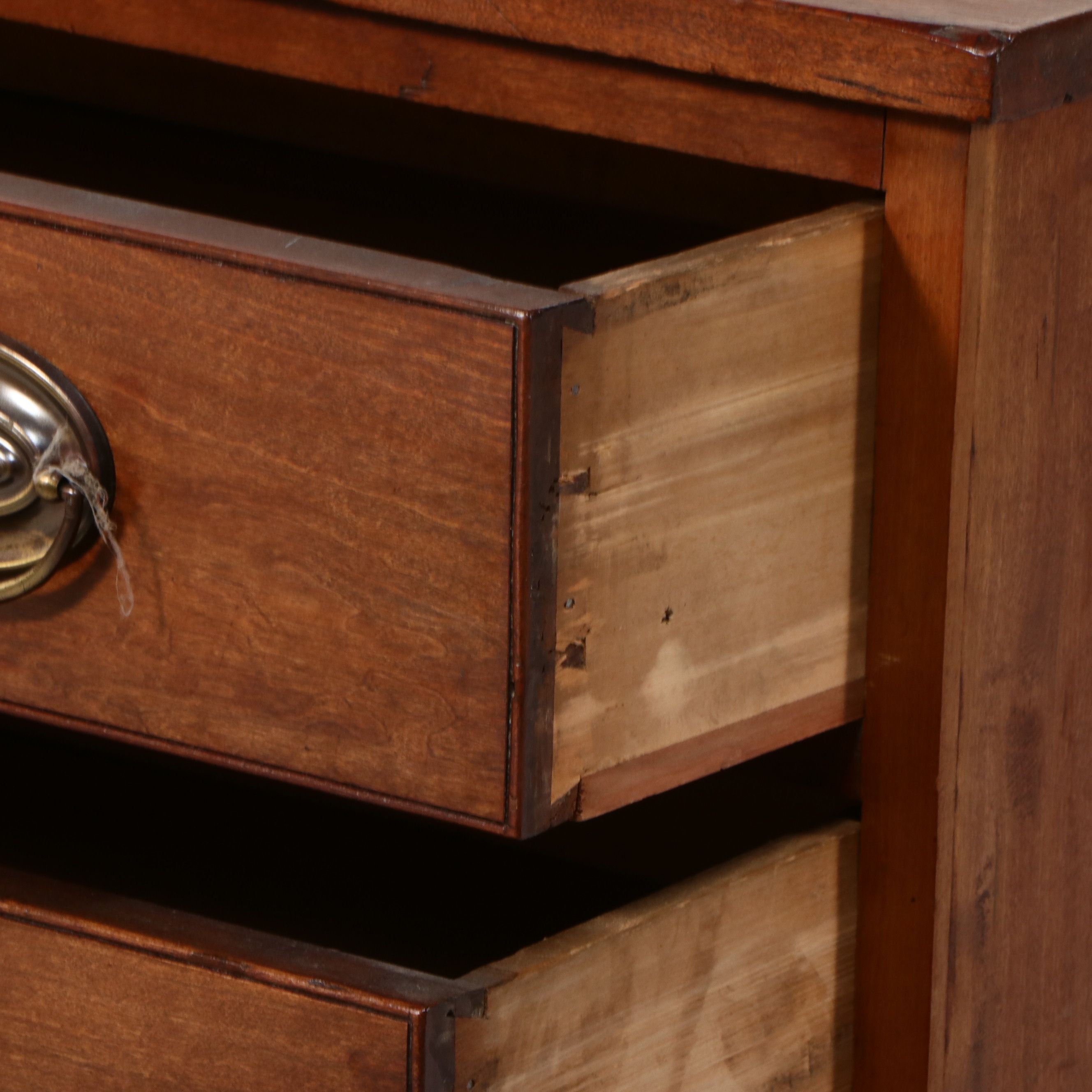 Southern Hepplewhite Style Cherry Wood Chest of Drawers, Early 19th Century