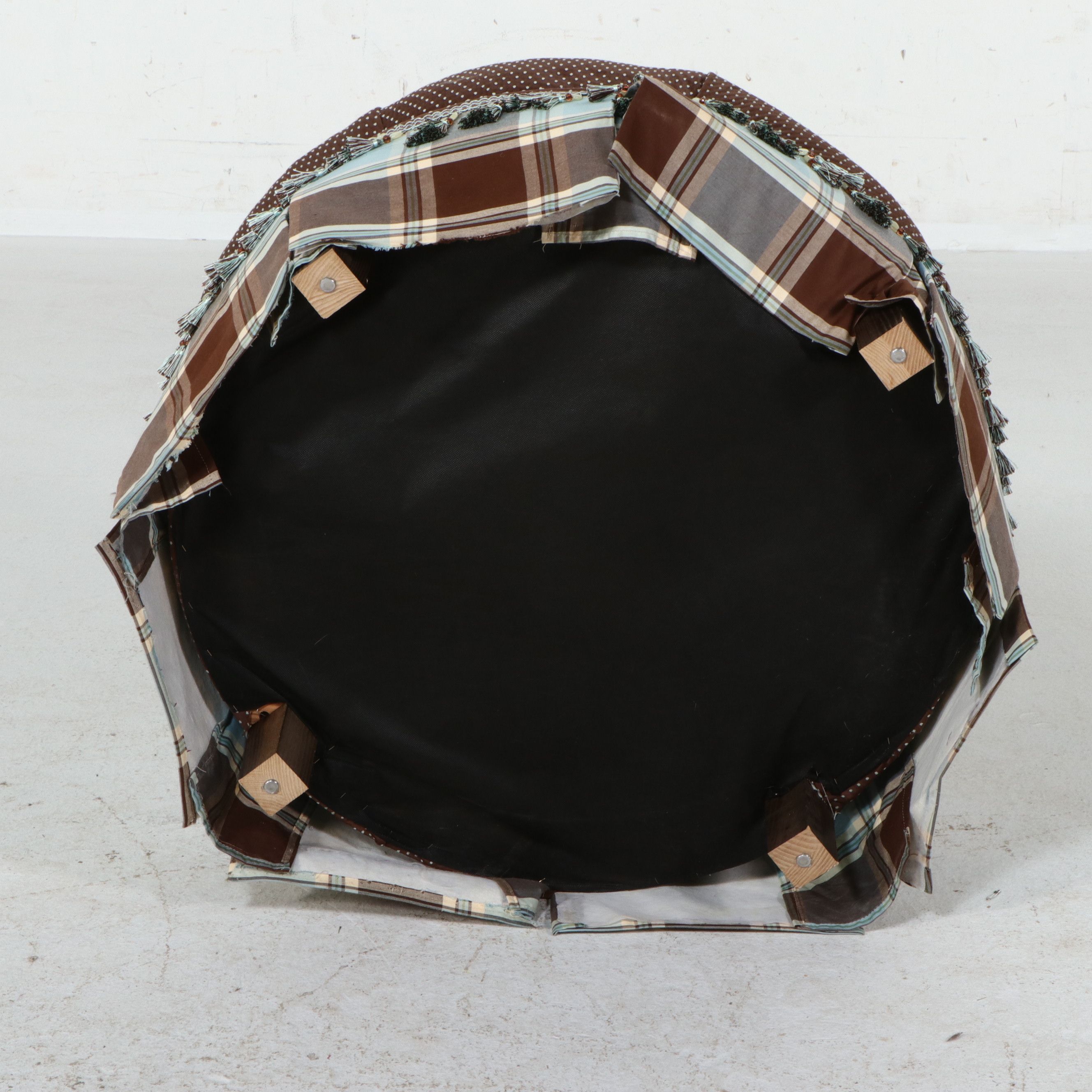 Contemporary Tufted Upholstered Round Ottoman with Plaid Skirt