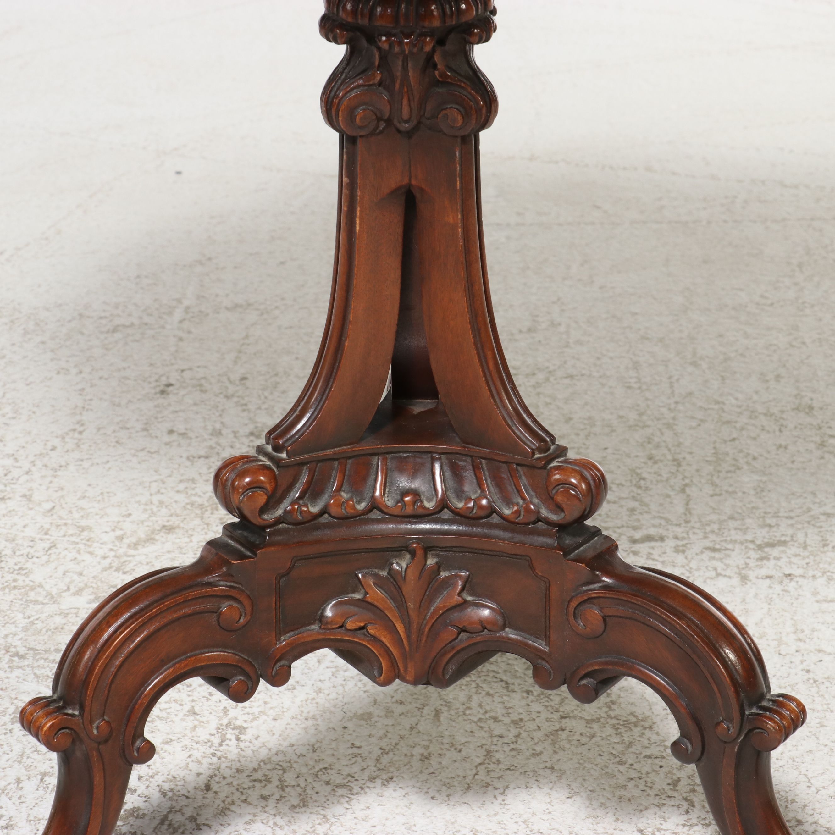 Imperial Furniture Co. Chippendale Style Piecrust Occasional Table, Mid-20th C.