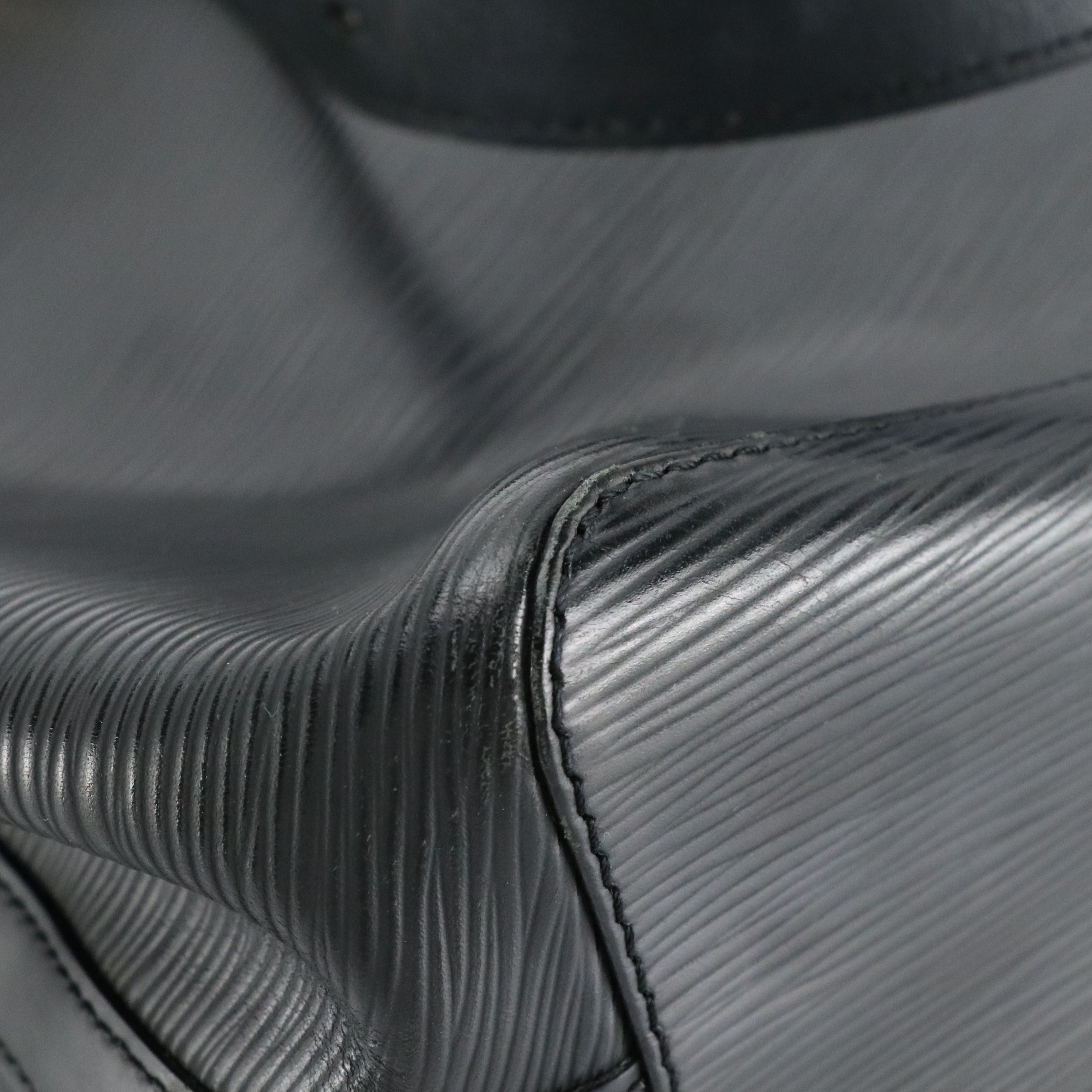 Louis Vuitton Mandara MM Bucket Tote Bag in Black Epi and Smooth Leather