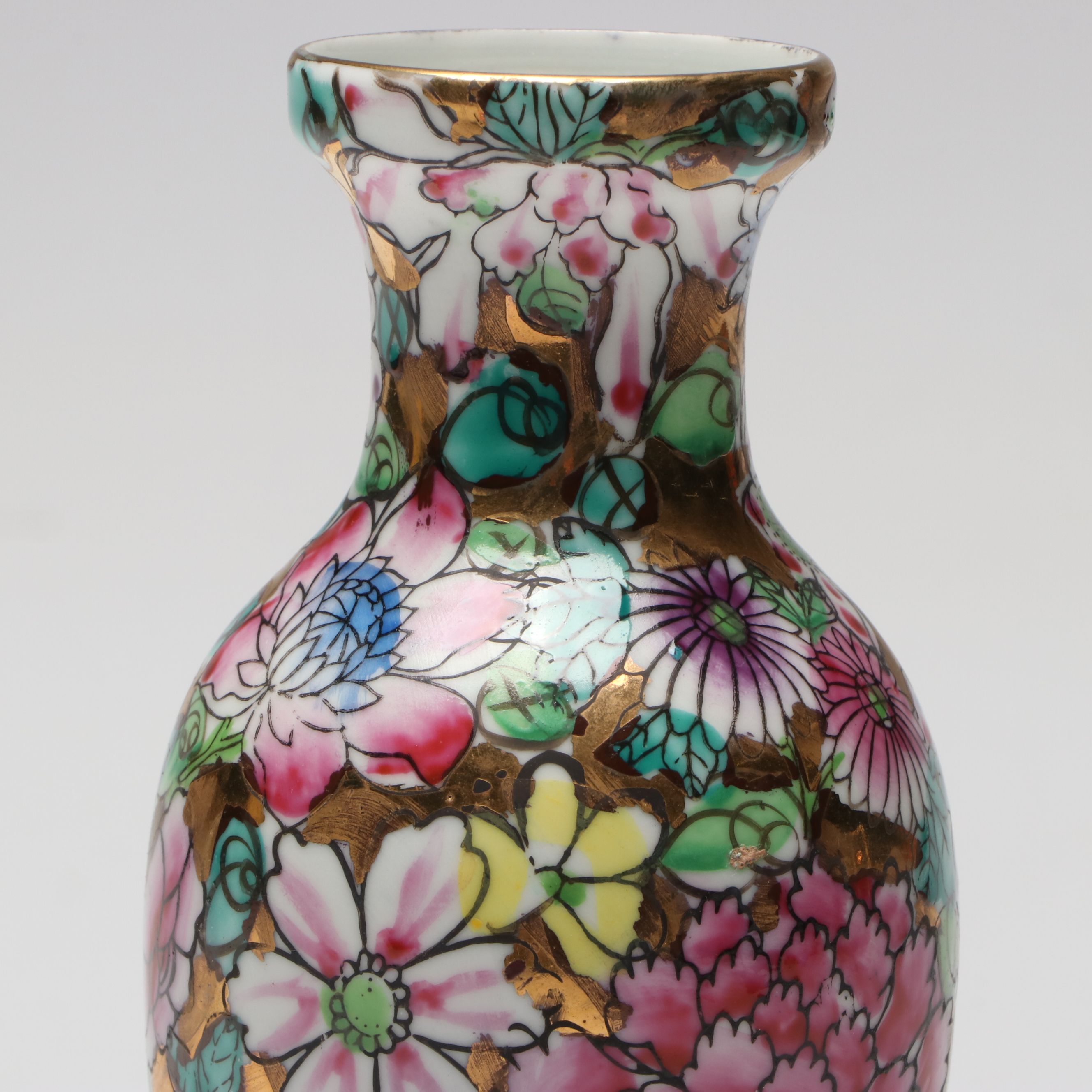 Chinese Rose Medallion Porcelain Bowl & "Thousand Flowers" Vase on Wood Bases