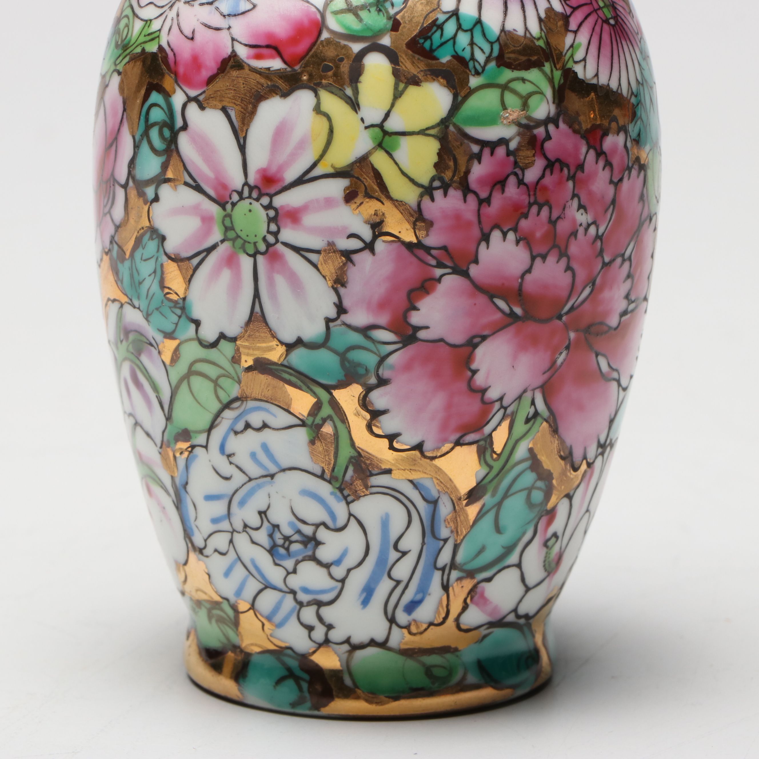 Chinese Rose Medallion Porcelain Bowl & "Thousand Flowers" Vase on Wood Bases