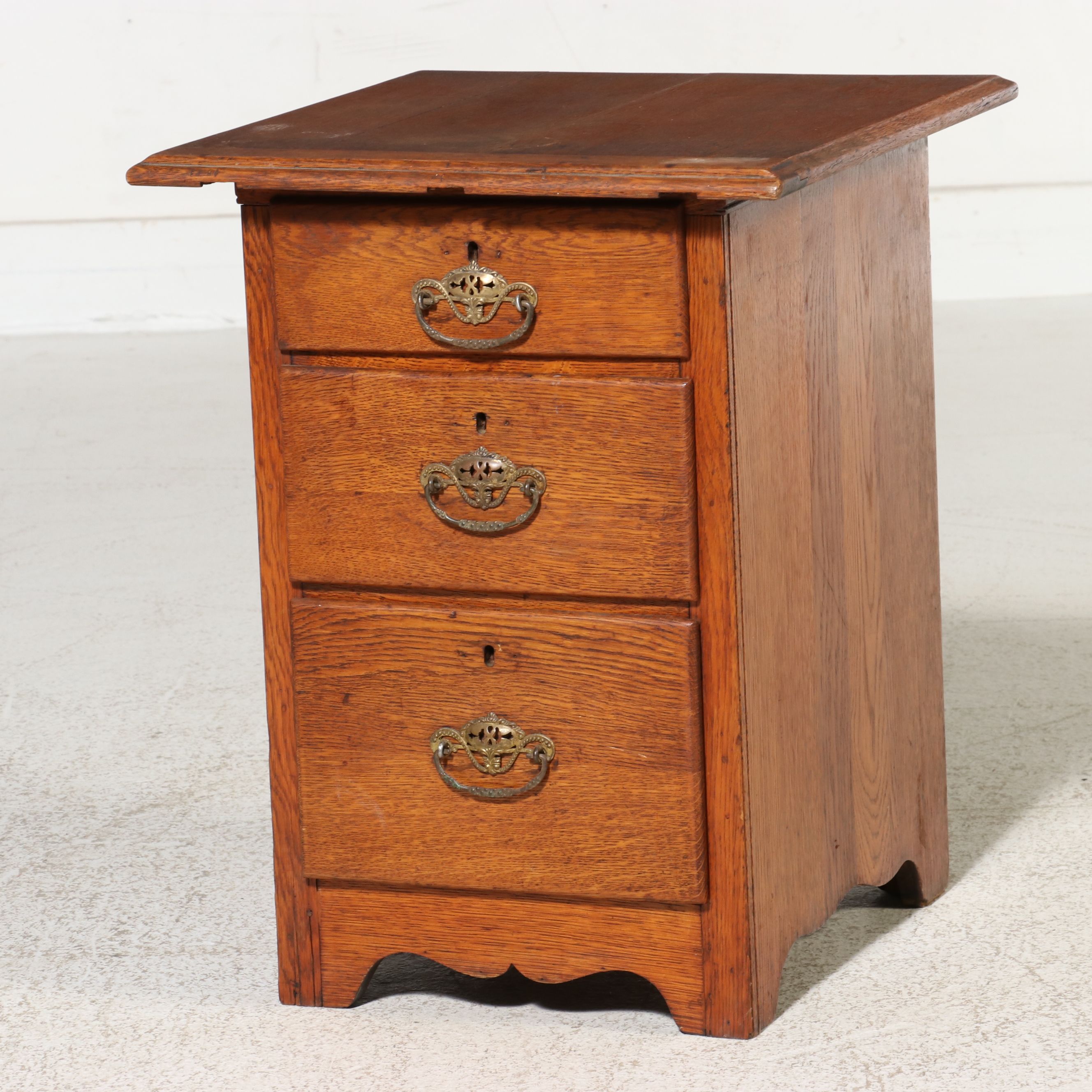 American Late Victorian Oak Three-Drawer Chest, Late 19th Century