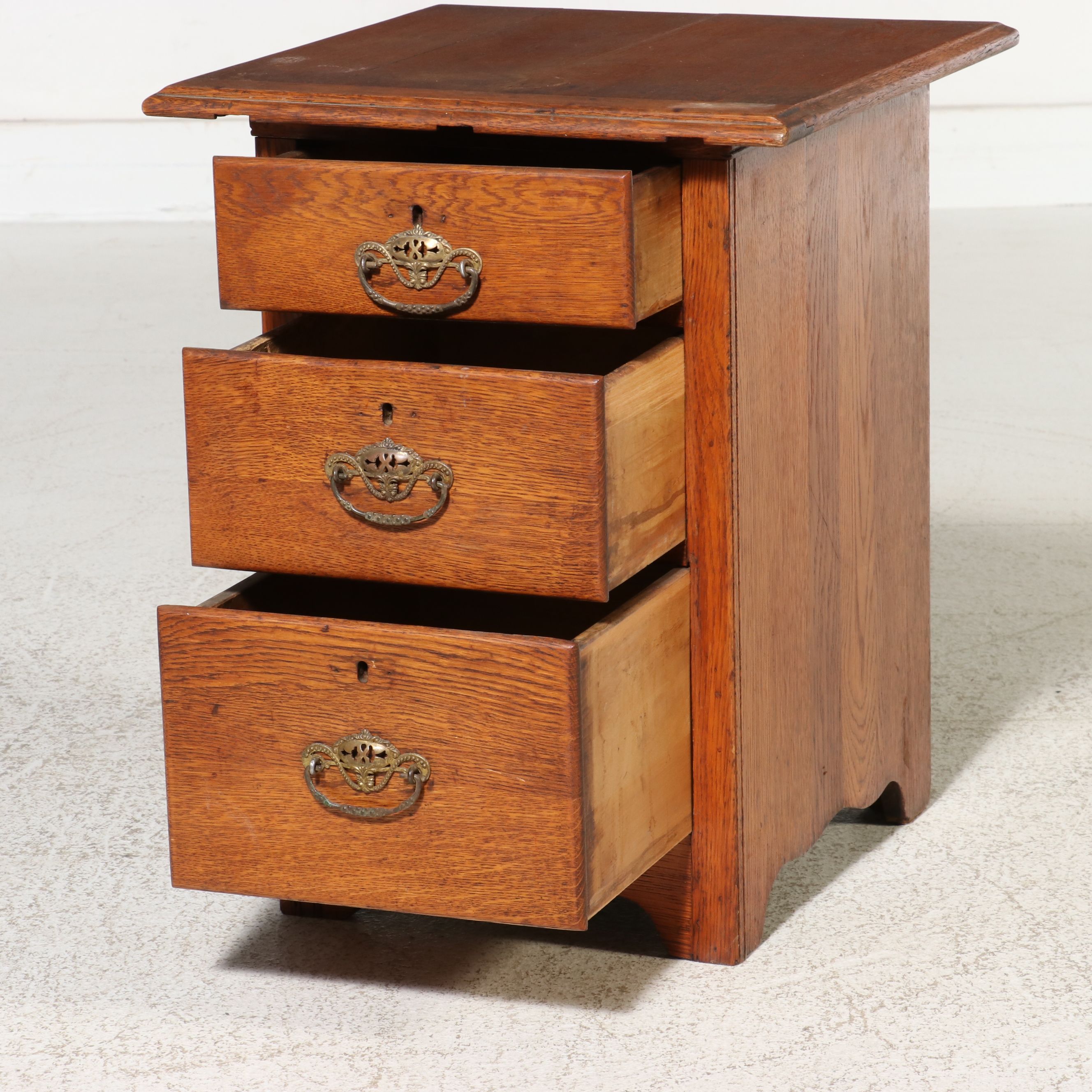 American Late Victorian Oak Three-Drawer Chest, Late 19th Century