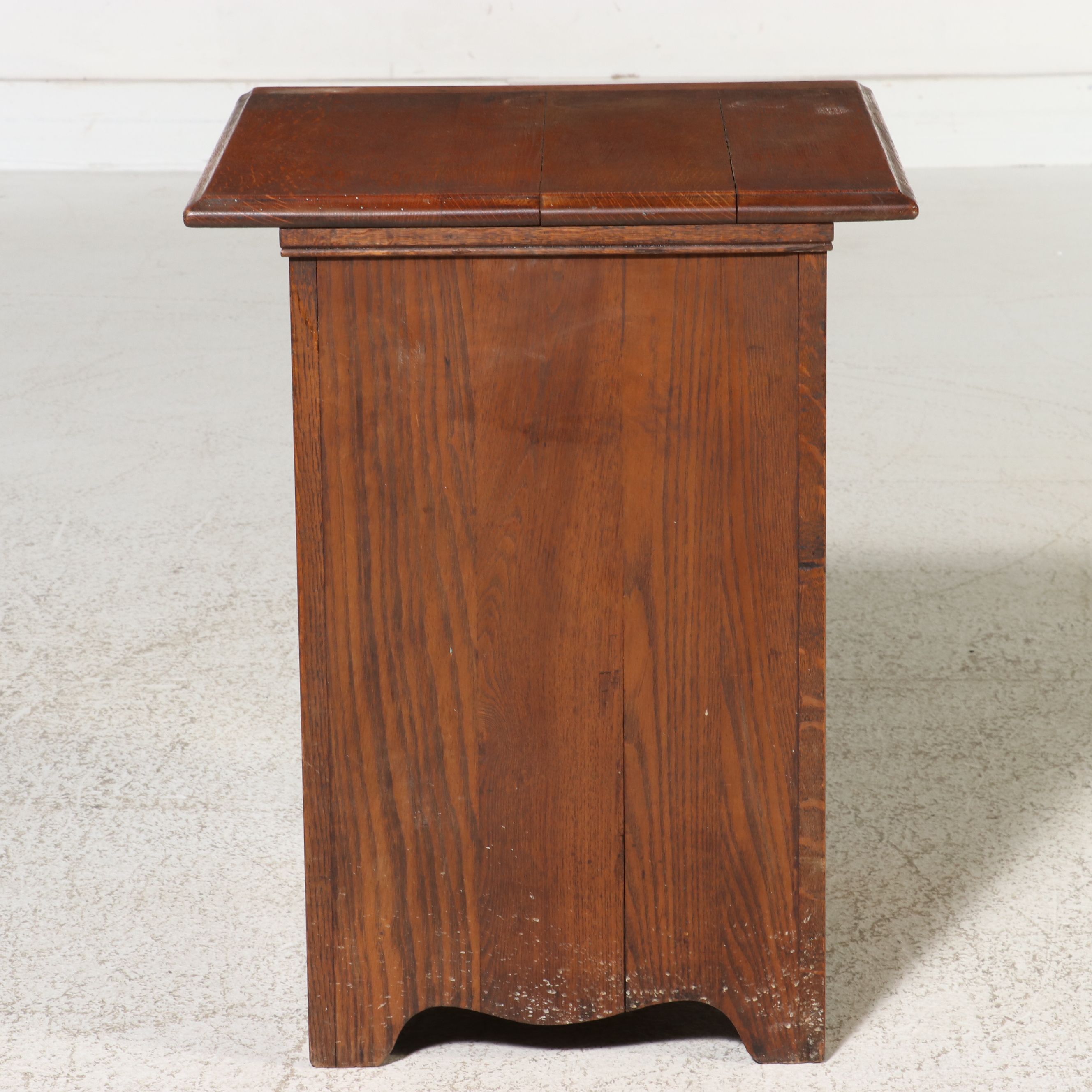 American Late Victorian Oak Three-Drawer Chest, Late 19th Century