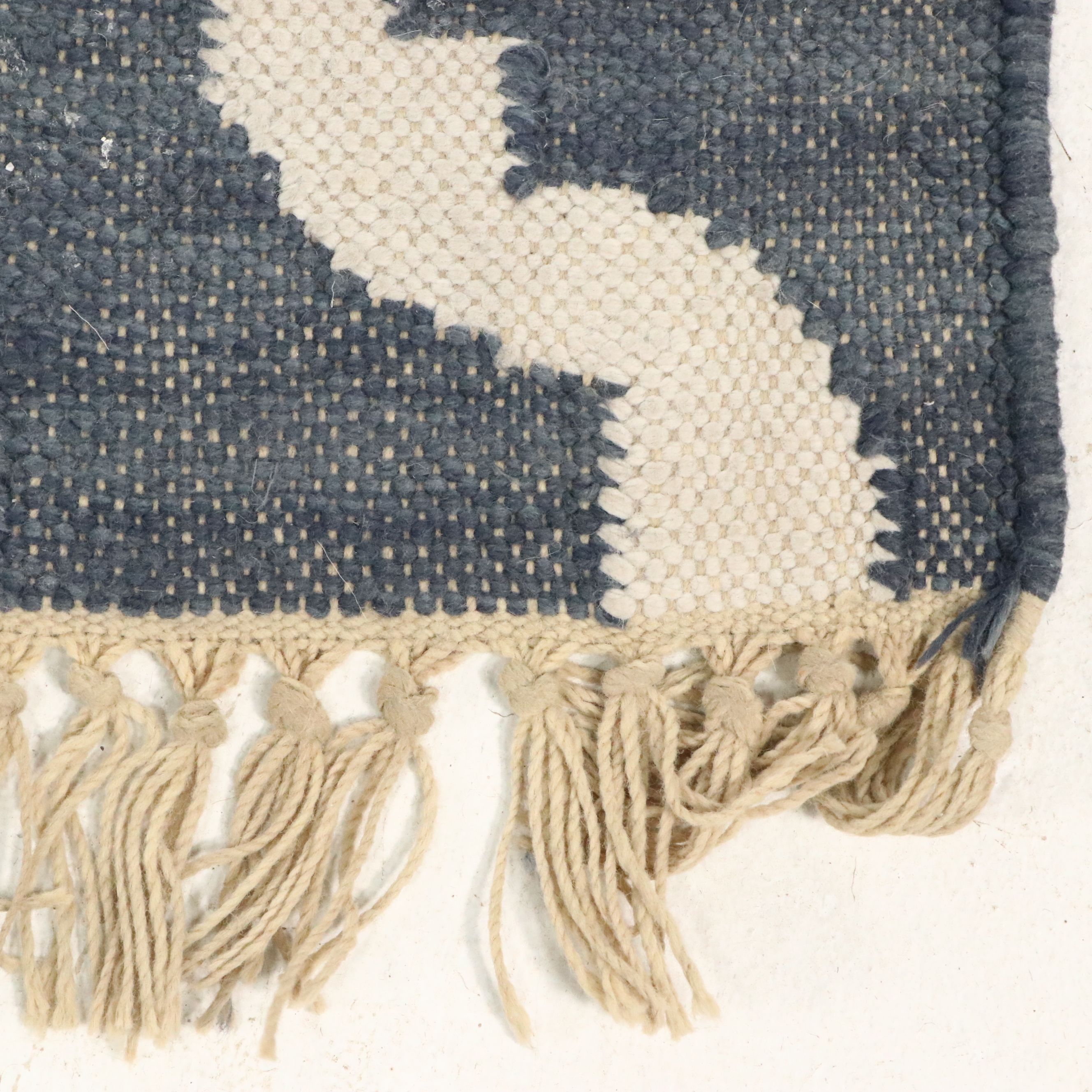 8' x 10'3 Handwoven Contemporary Navy and Cream Quatrefoil Area Rug