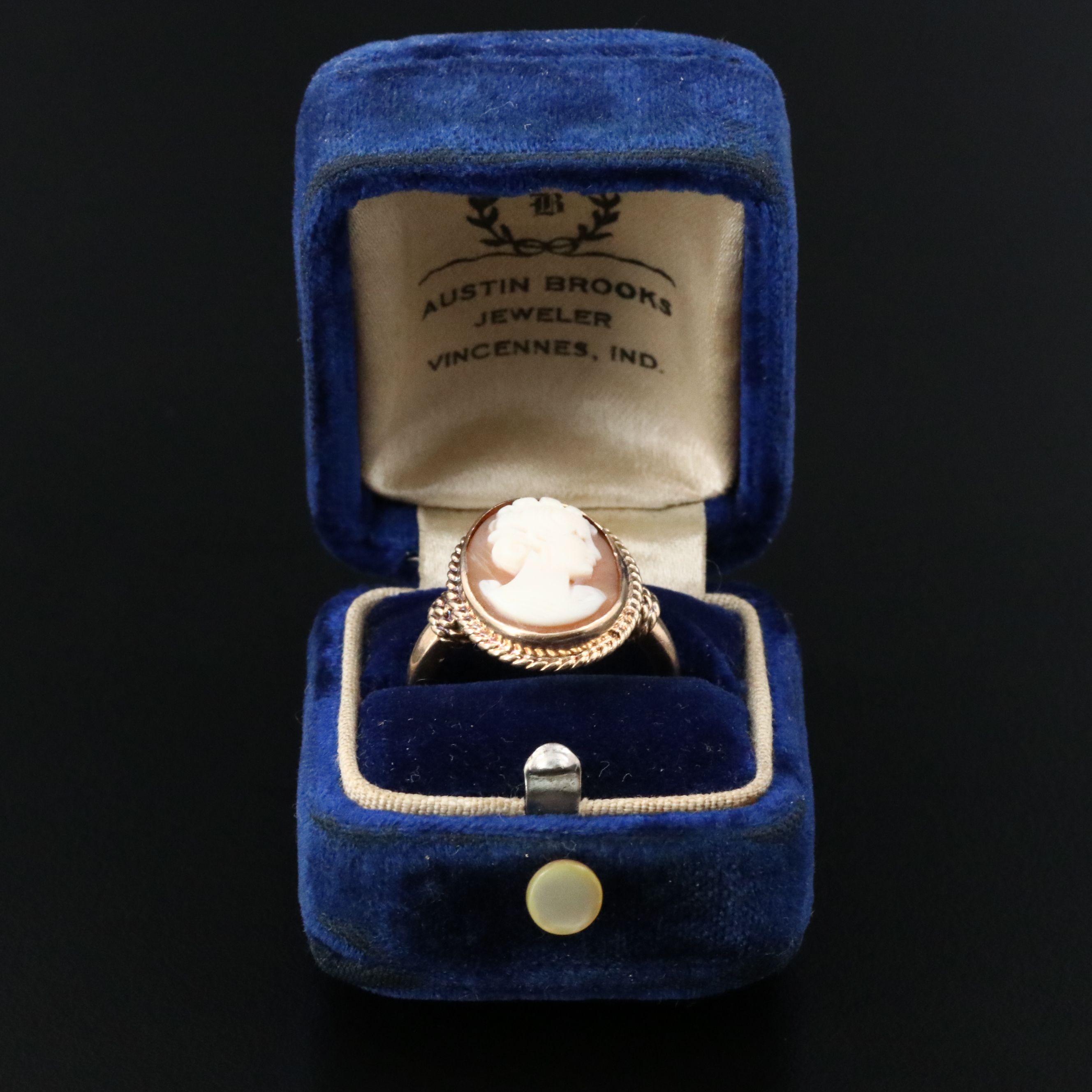 Vintage Church & Co. 14K Shell Cameo Ring with Box