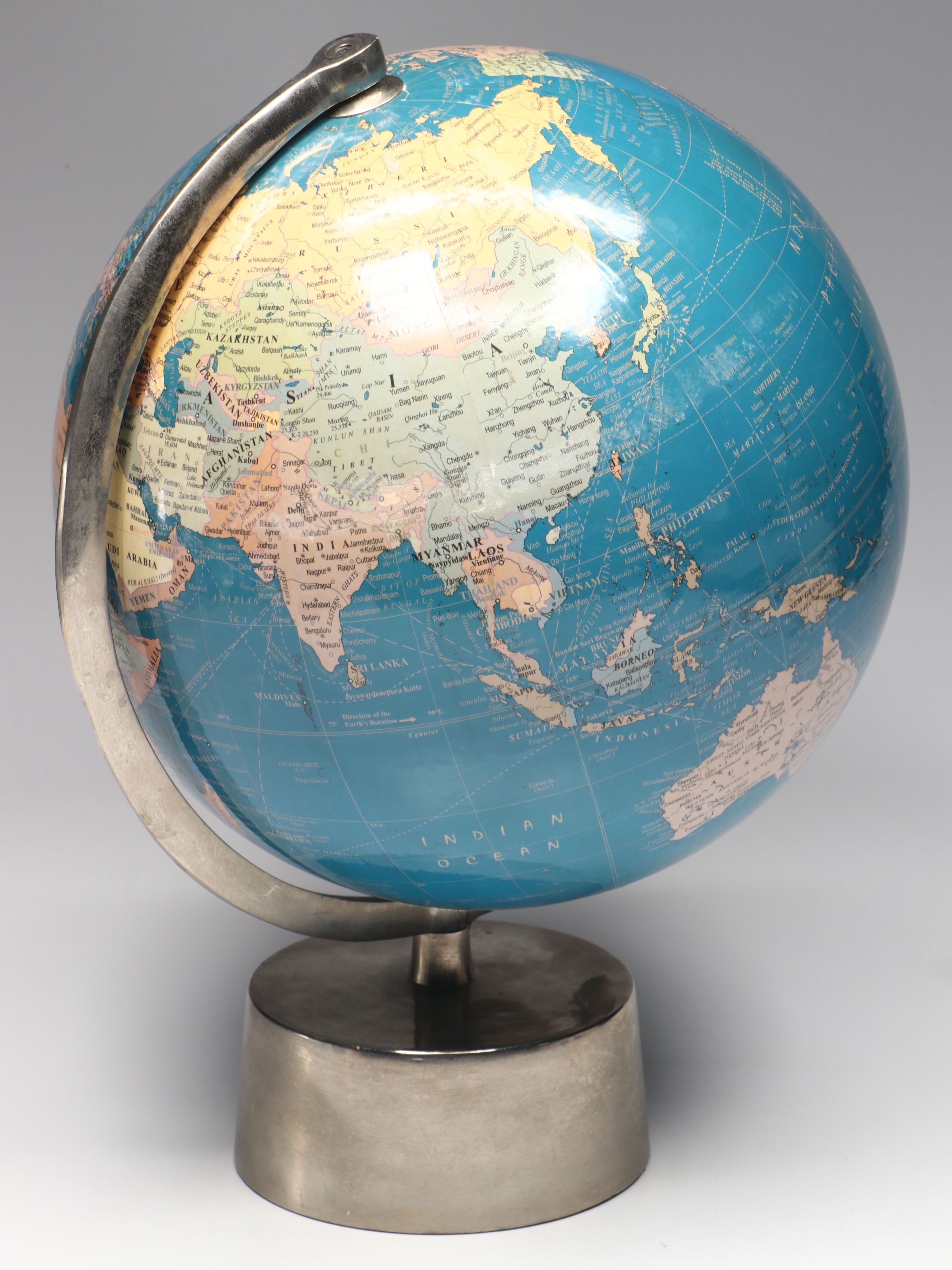 Ultimate Globes Plastic and Metal Desk Globe, 2010s