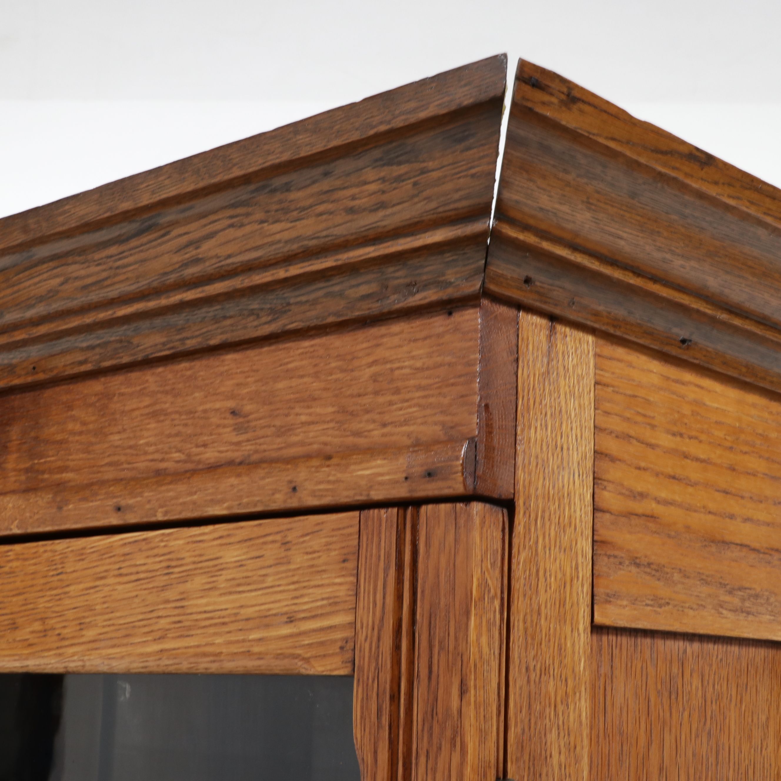 Late Victorian Quartersawn Oak Two-Door Hutch Top