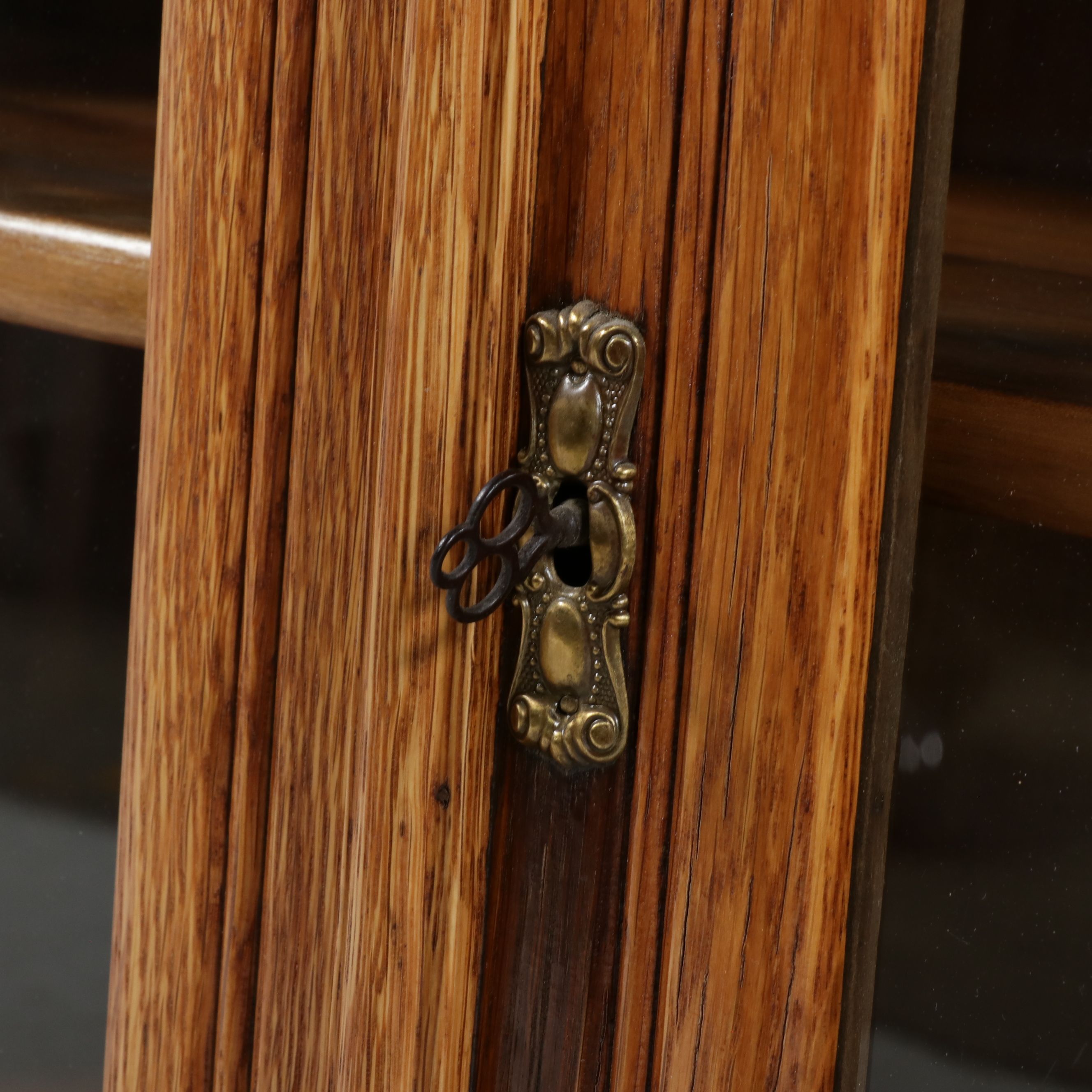 Late Victorian Quartersawn Oak Two-Door Hutch Top