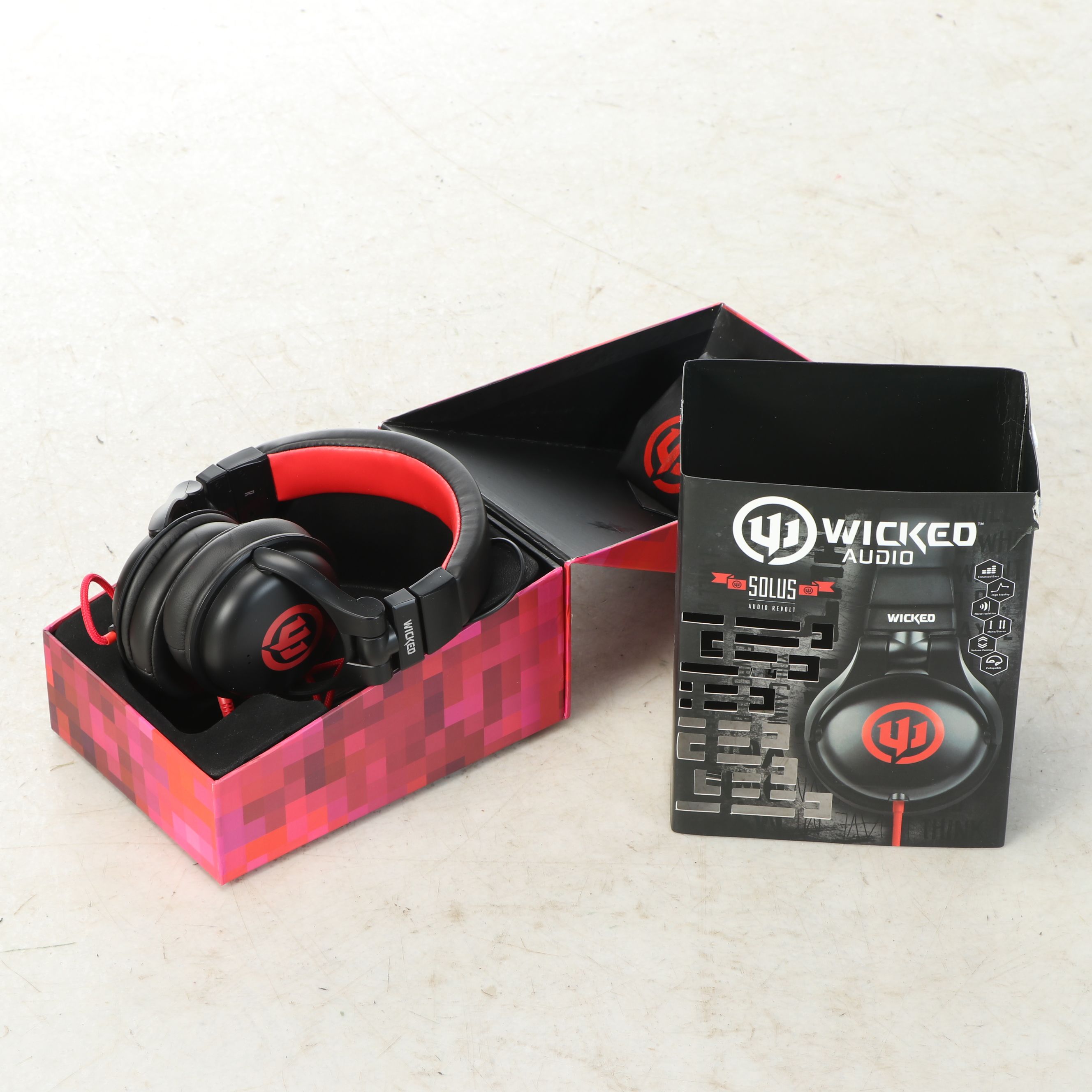 Wicked Audio Solus Headphones, The Met Baseball Cap, and More Décor