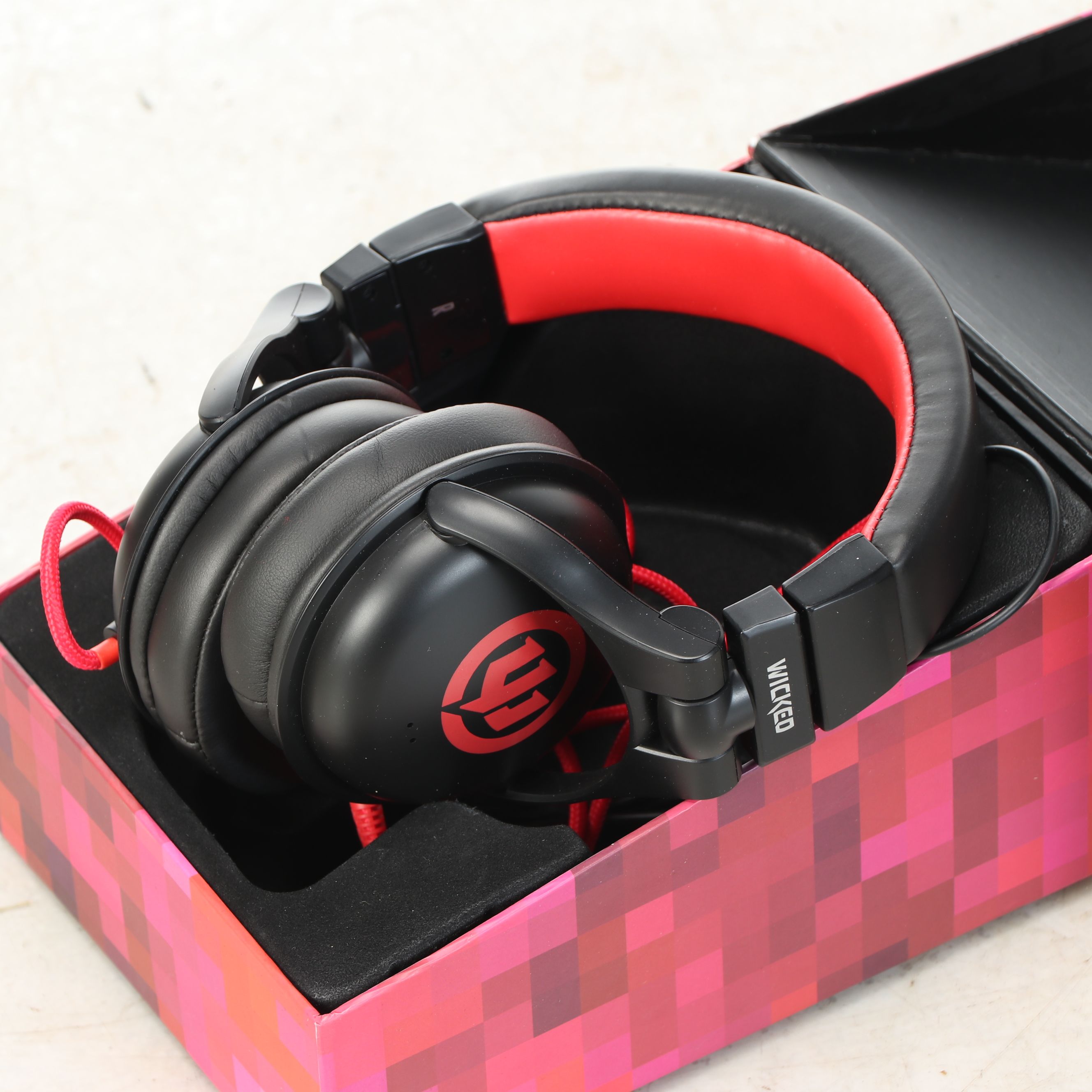 Wicked Audio Solus Headphones, The Met Baseball Cap, and More Décor