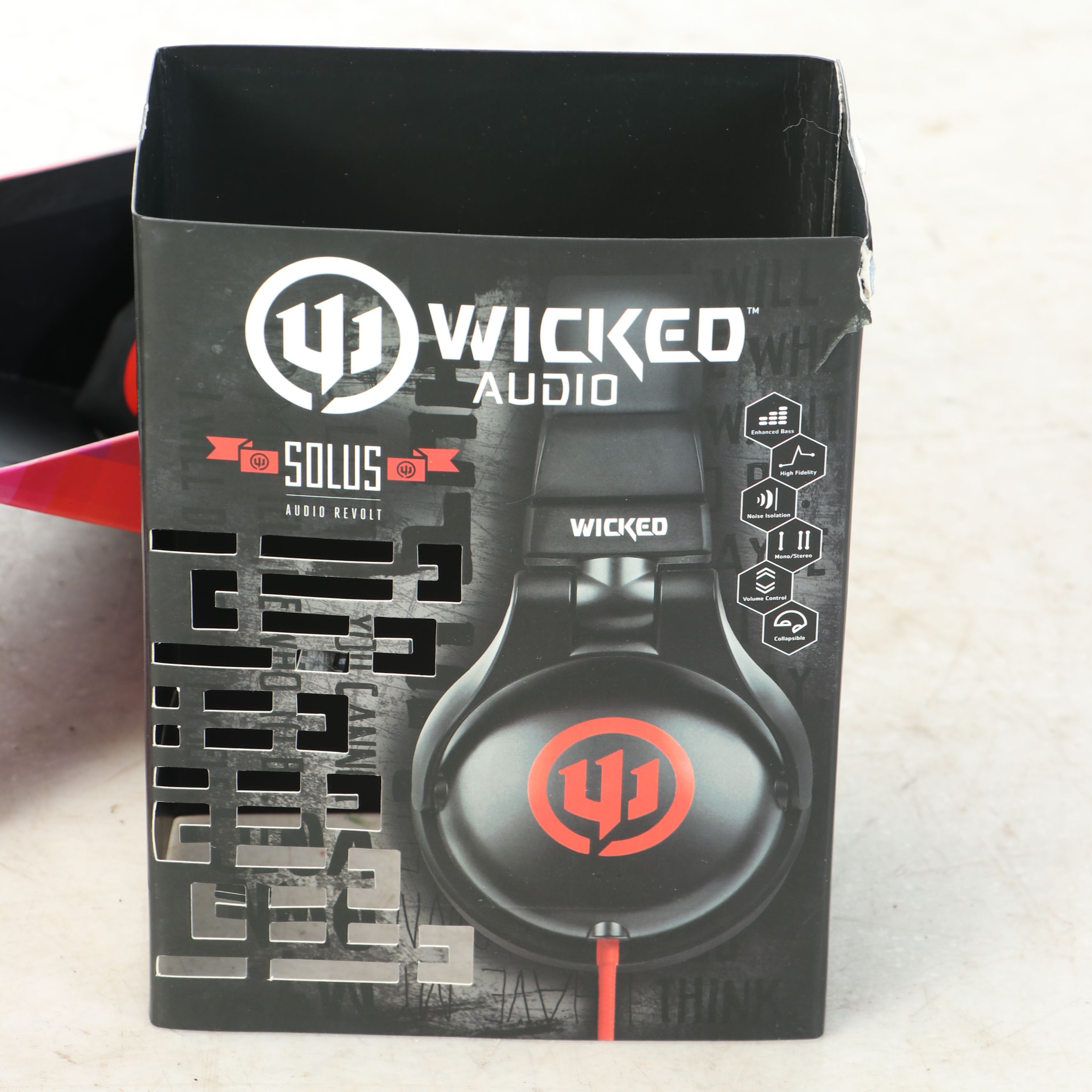 Wicked Audio Solus Headphones, The Met Baseball Cap, and More Décor