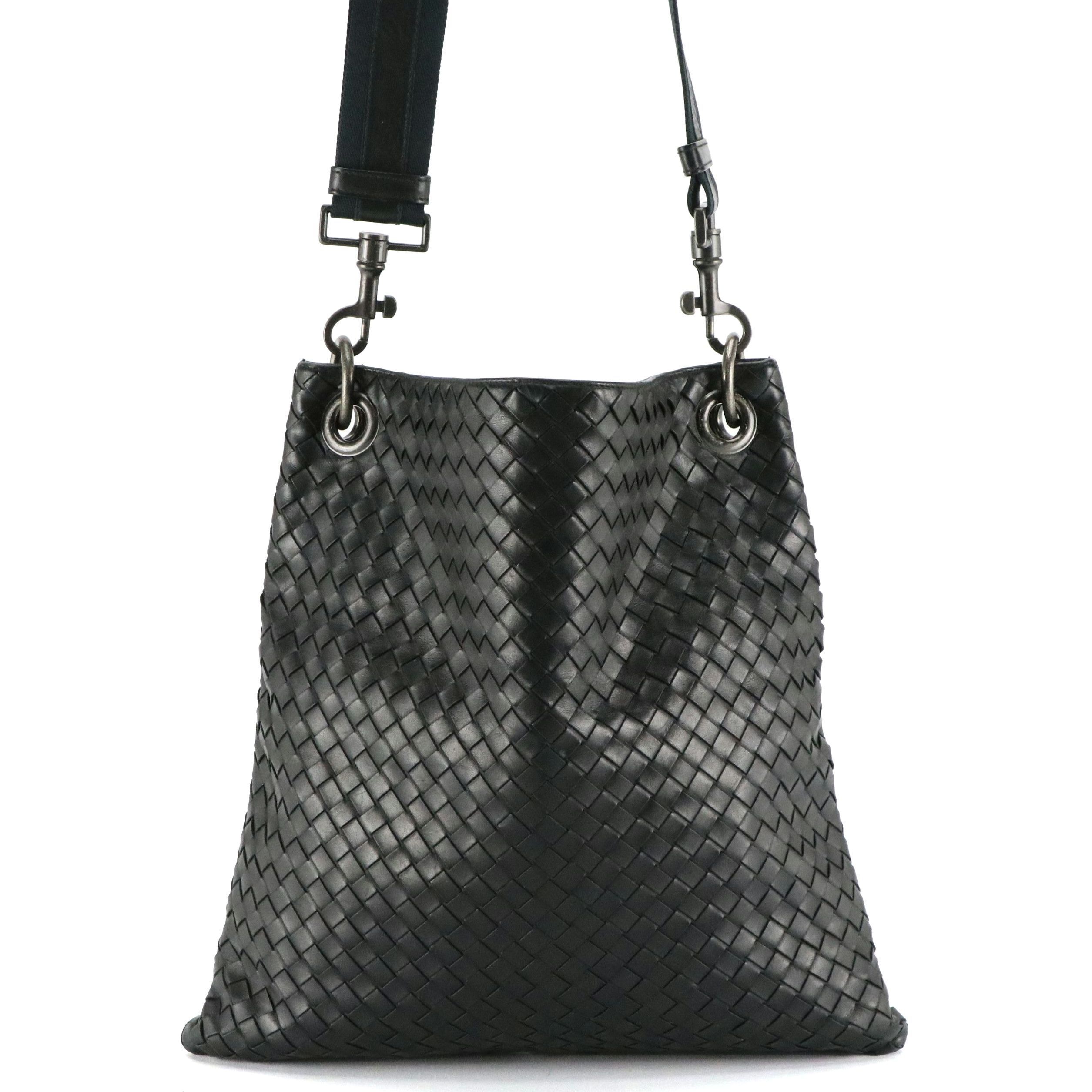 Bottega Veneta Flat Messenger Crossbody Bag in Black Intrecciato Leather