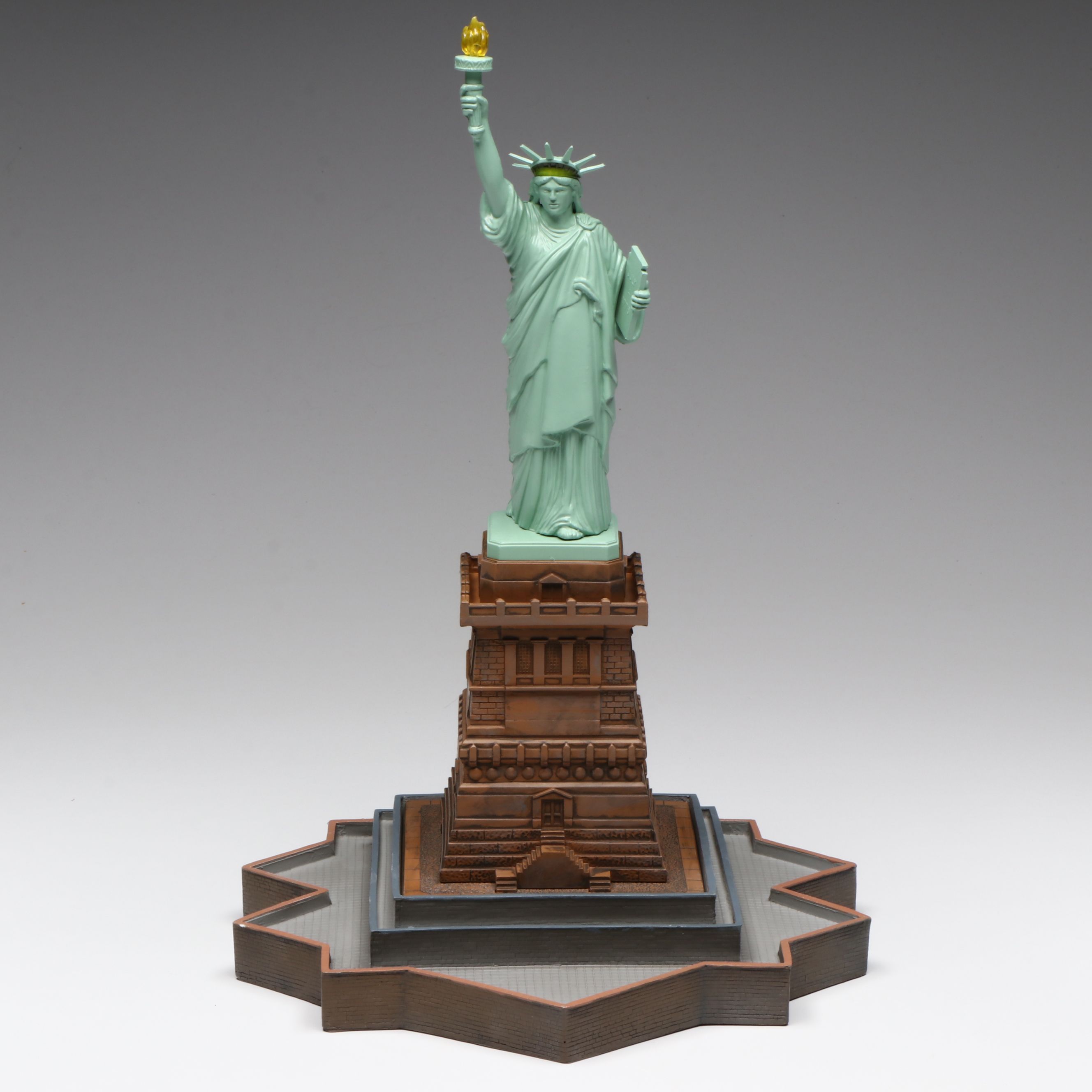 Aristo Craft Trains Statue of Liberty O Gauge Model