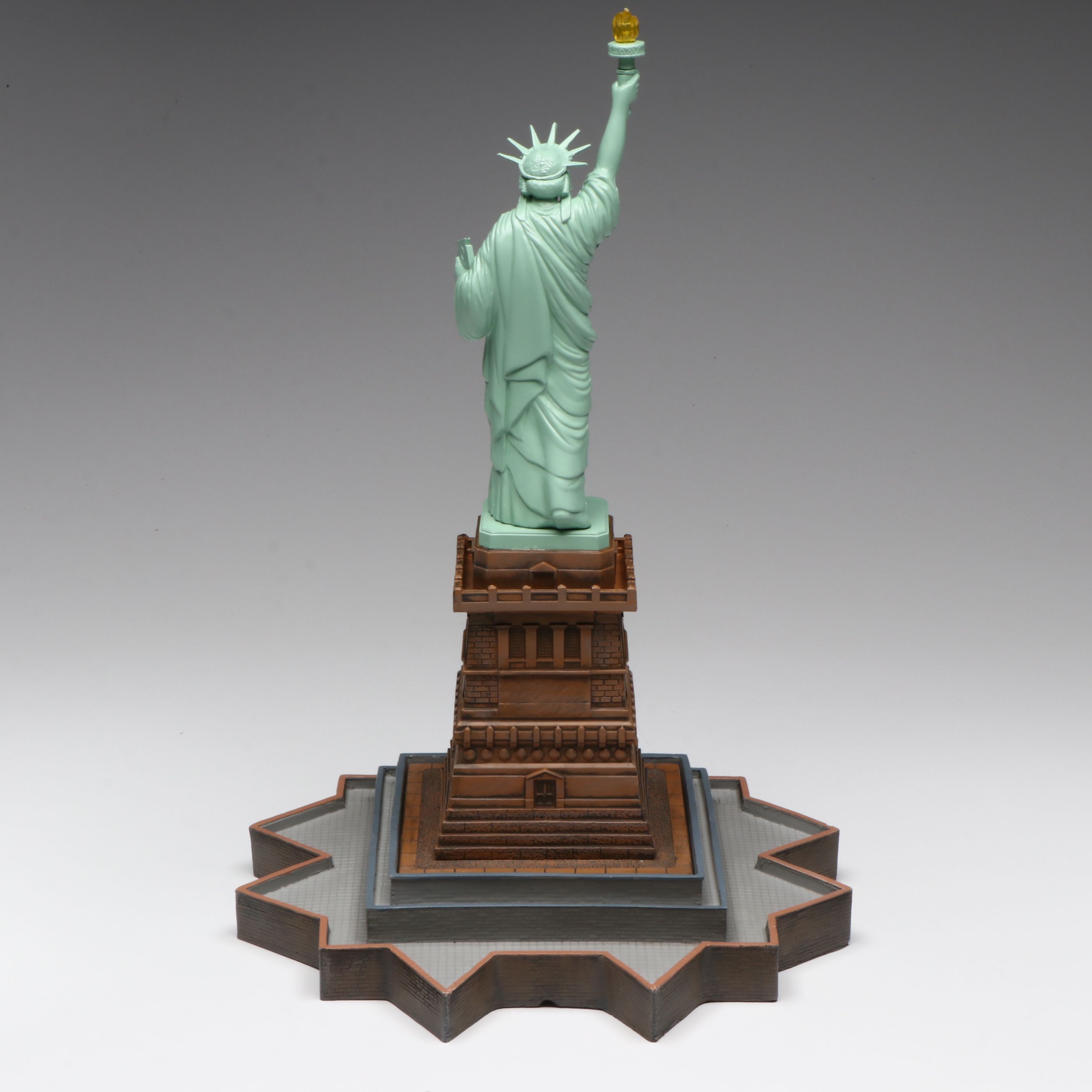 Aristo Craft Trains Statue of Liberty O Gauge Model