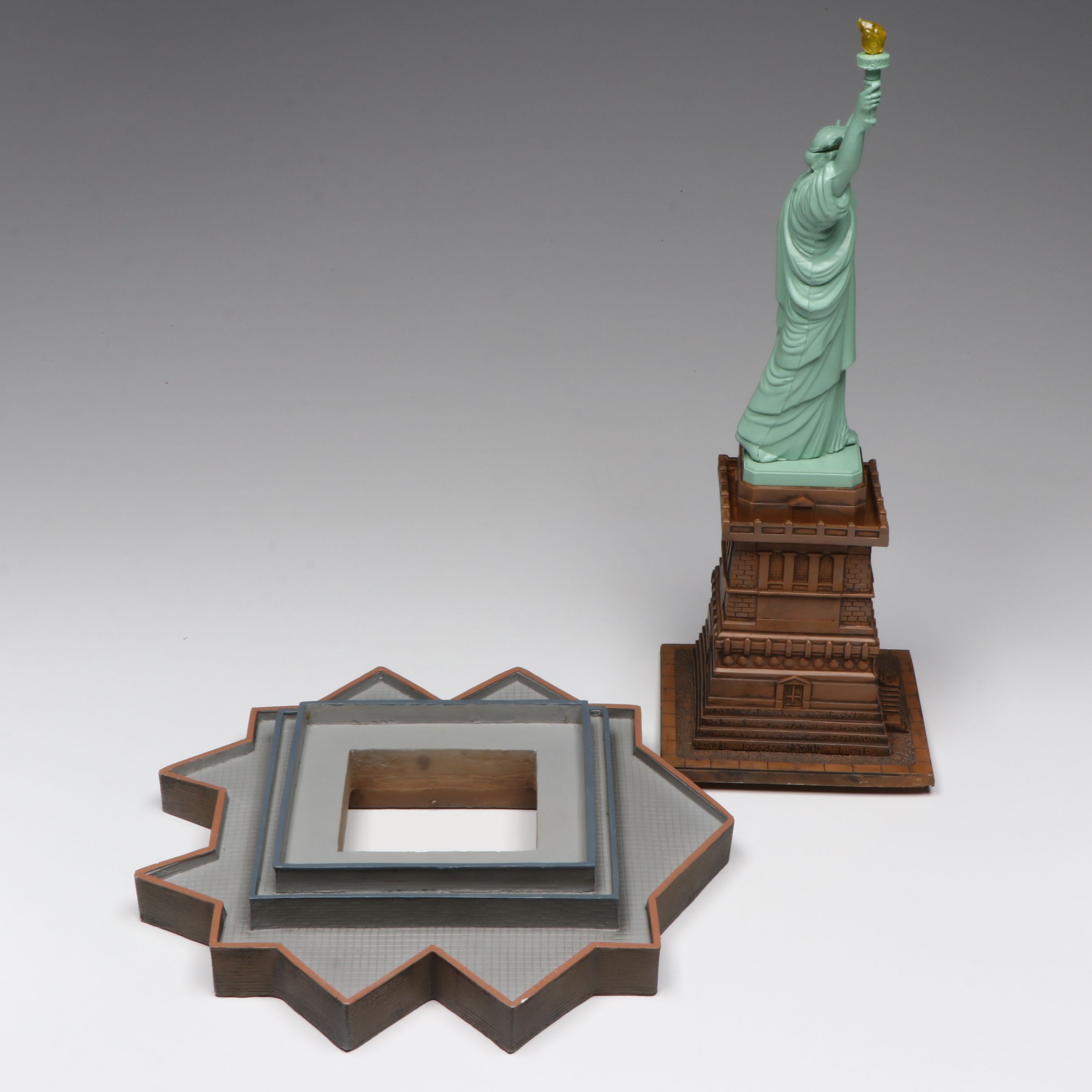 Aristo Craft Trains Statue of Liberty O Gauge Model