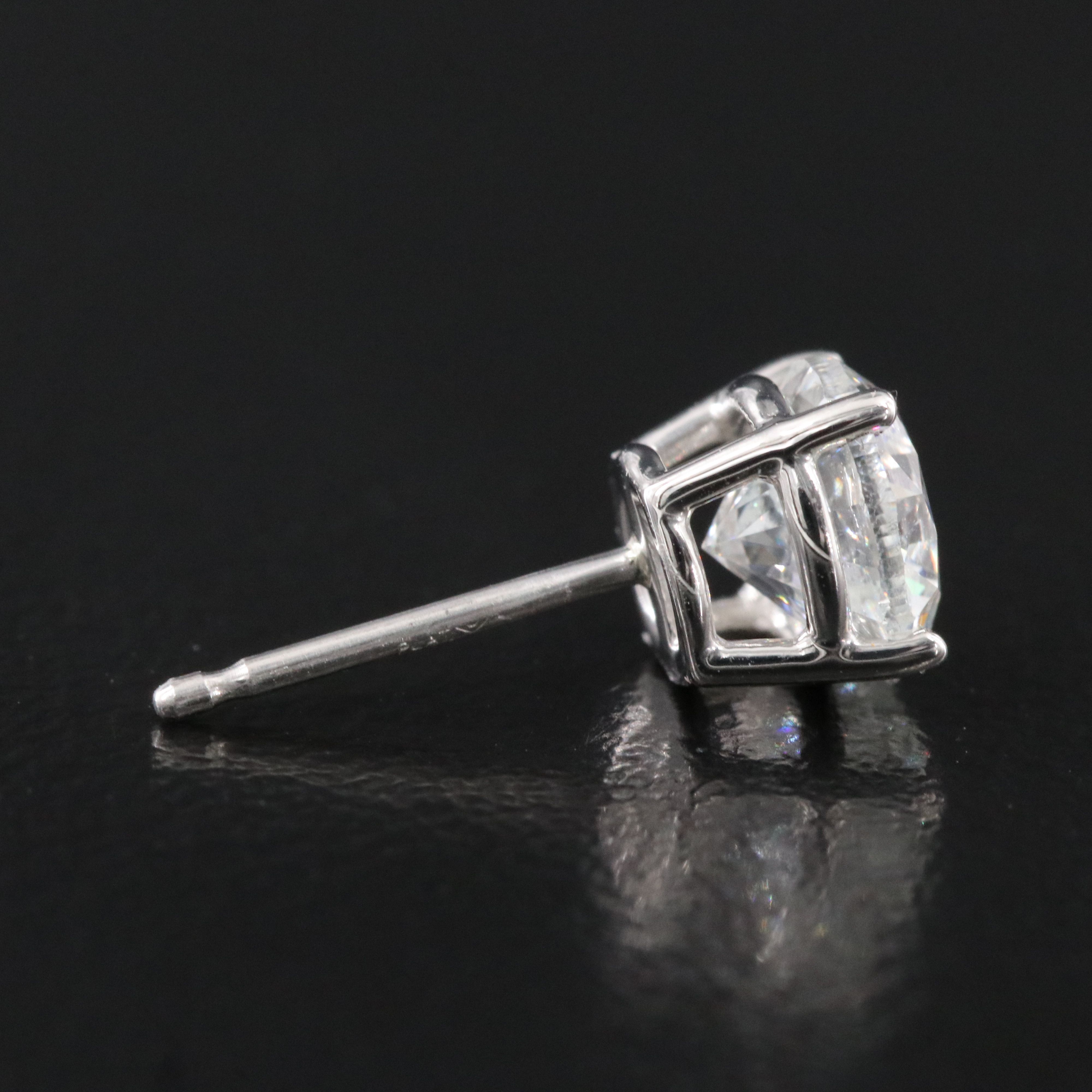 Platinum 1,97 CTW Diamond Stud Earrings with GIA eReports