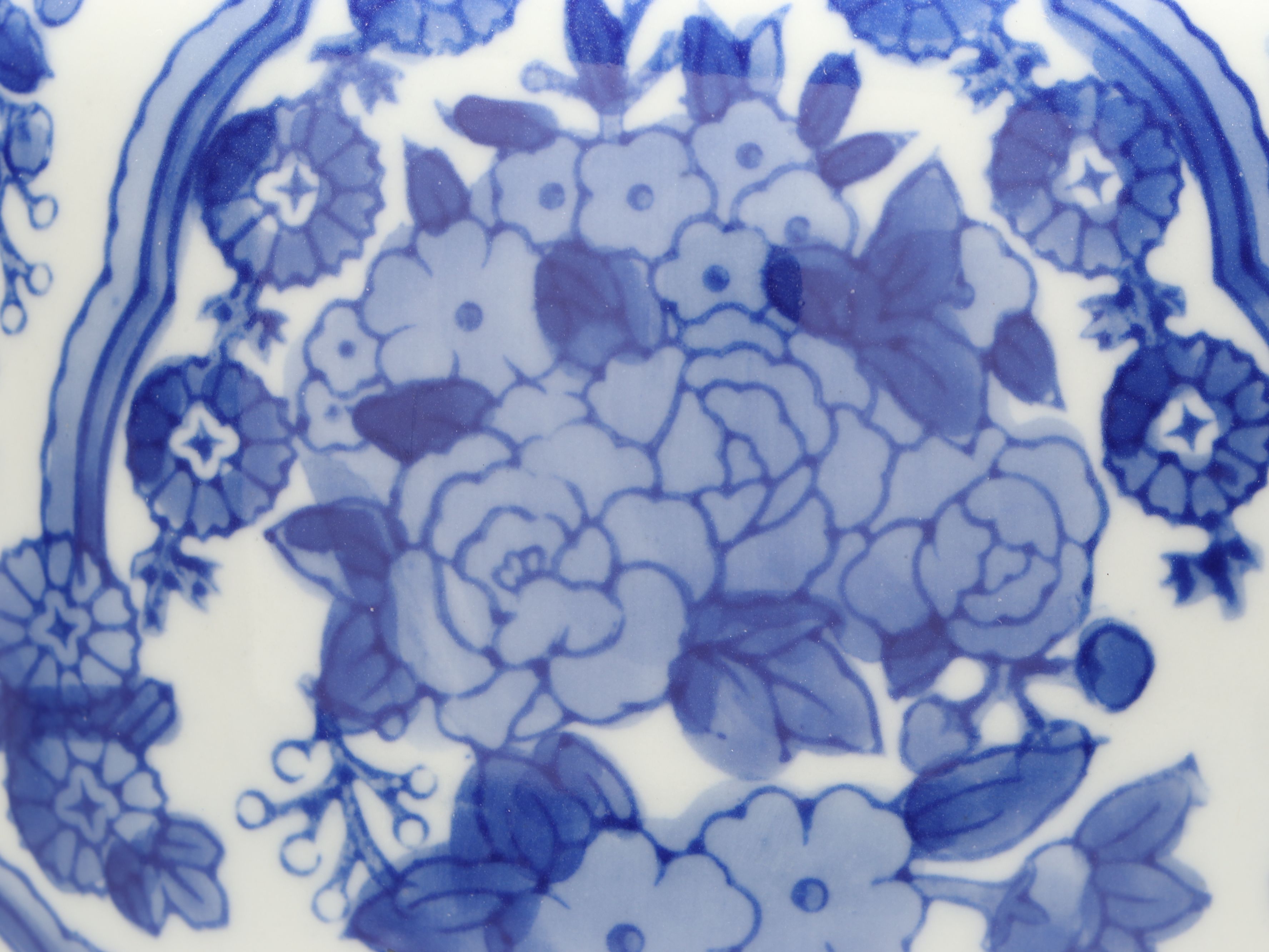 Chinese Style Floral Blue and White Porcelain Table Lamp on Resin Base