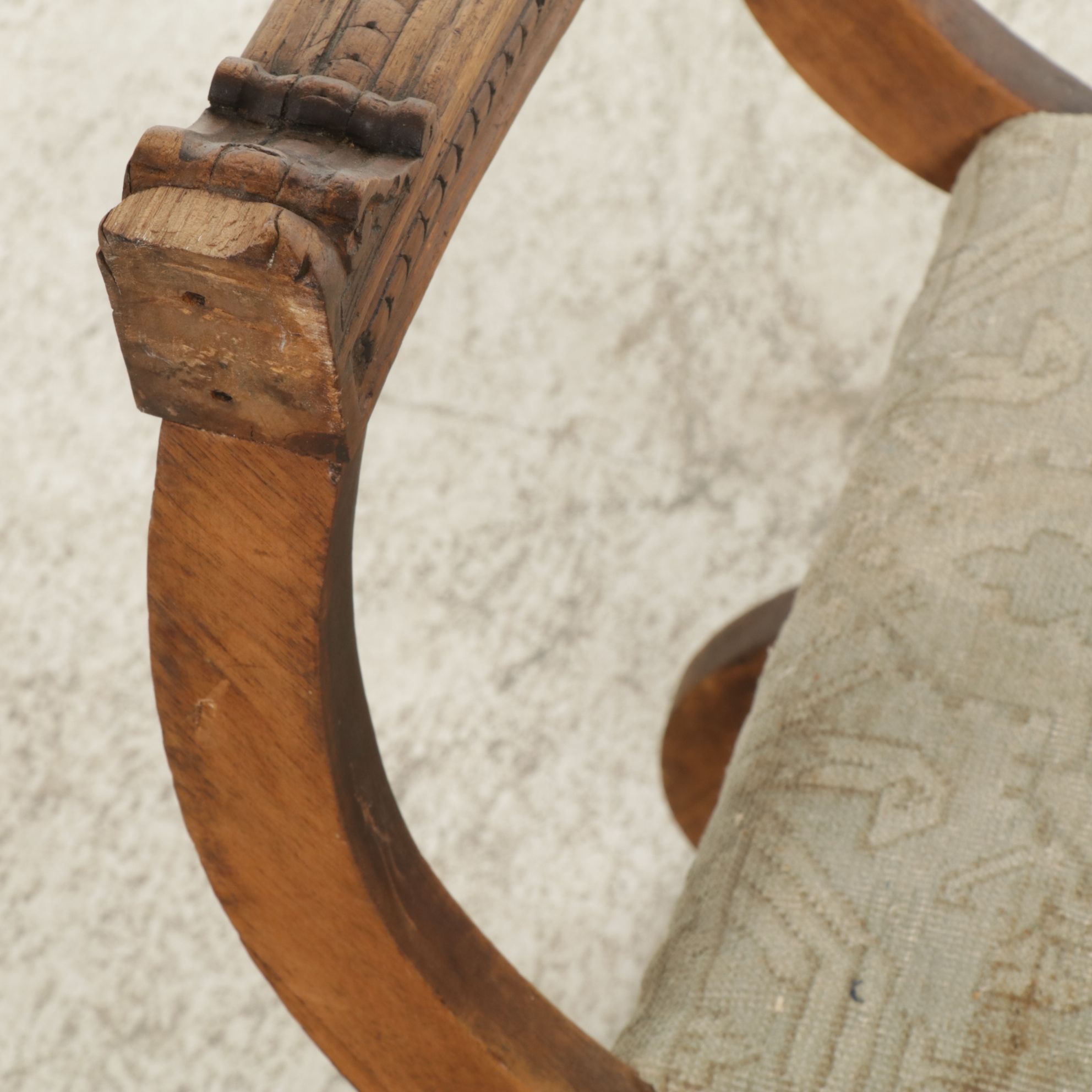 Antique Savonarola Style Chair with Carved Dog's Heads Decorations