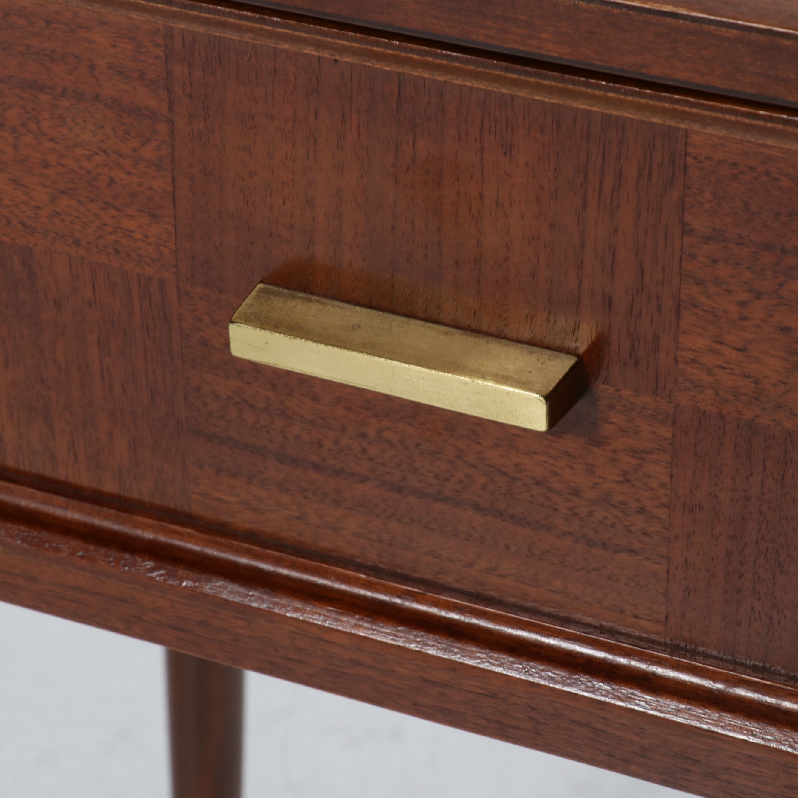 Vintage Universal "Deluxe" Sewing Machine in Table