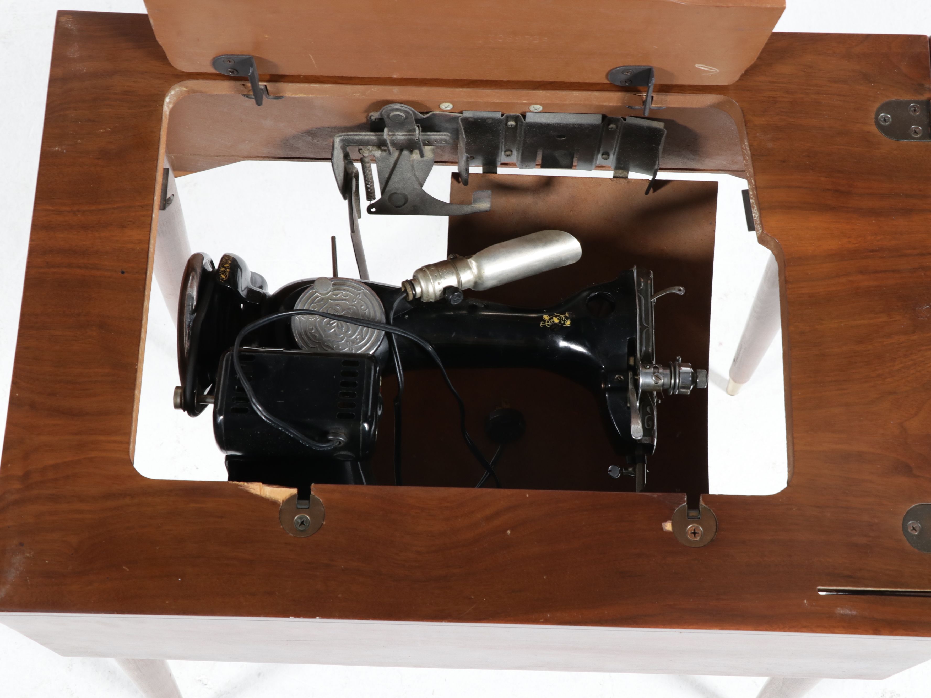 Vintage Universal "Deluxe" Sewing Machine in Table