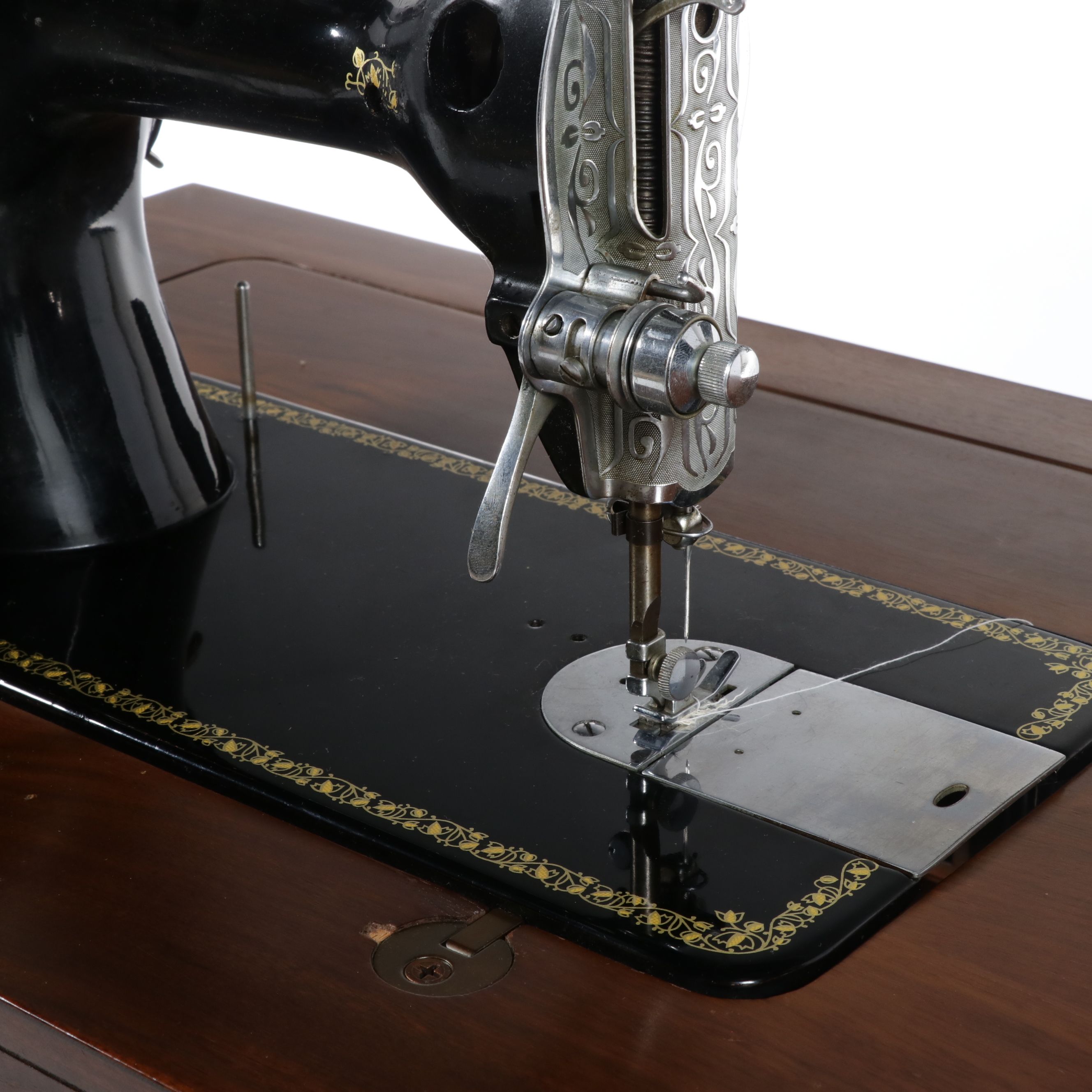 Vintage Universal "Deluxe" Sewing Machine in Table