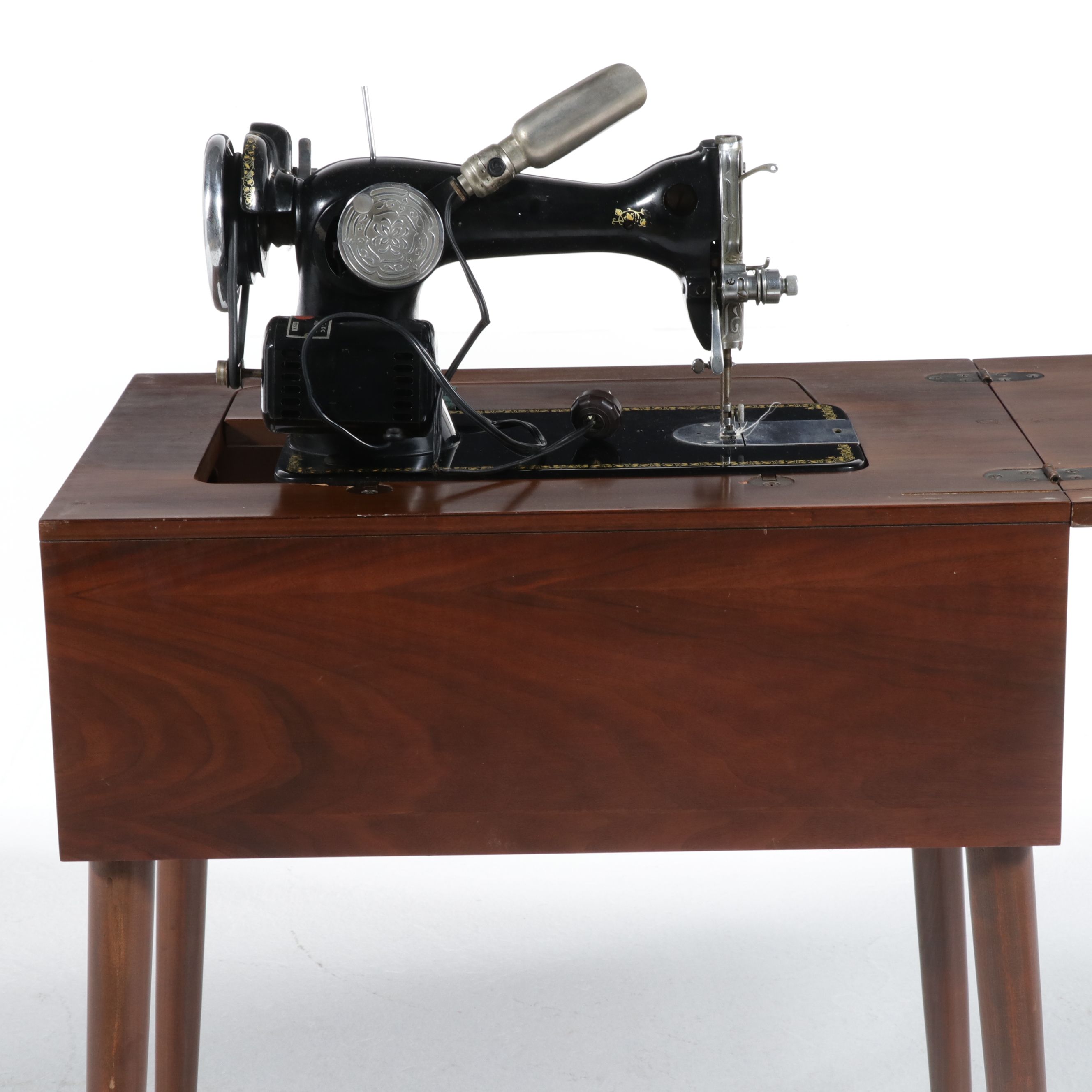 Vintage Universal "Deluxe" Sewing Machine in Table