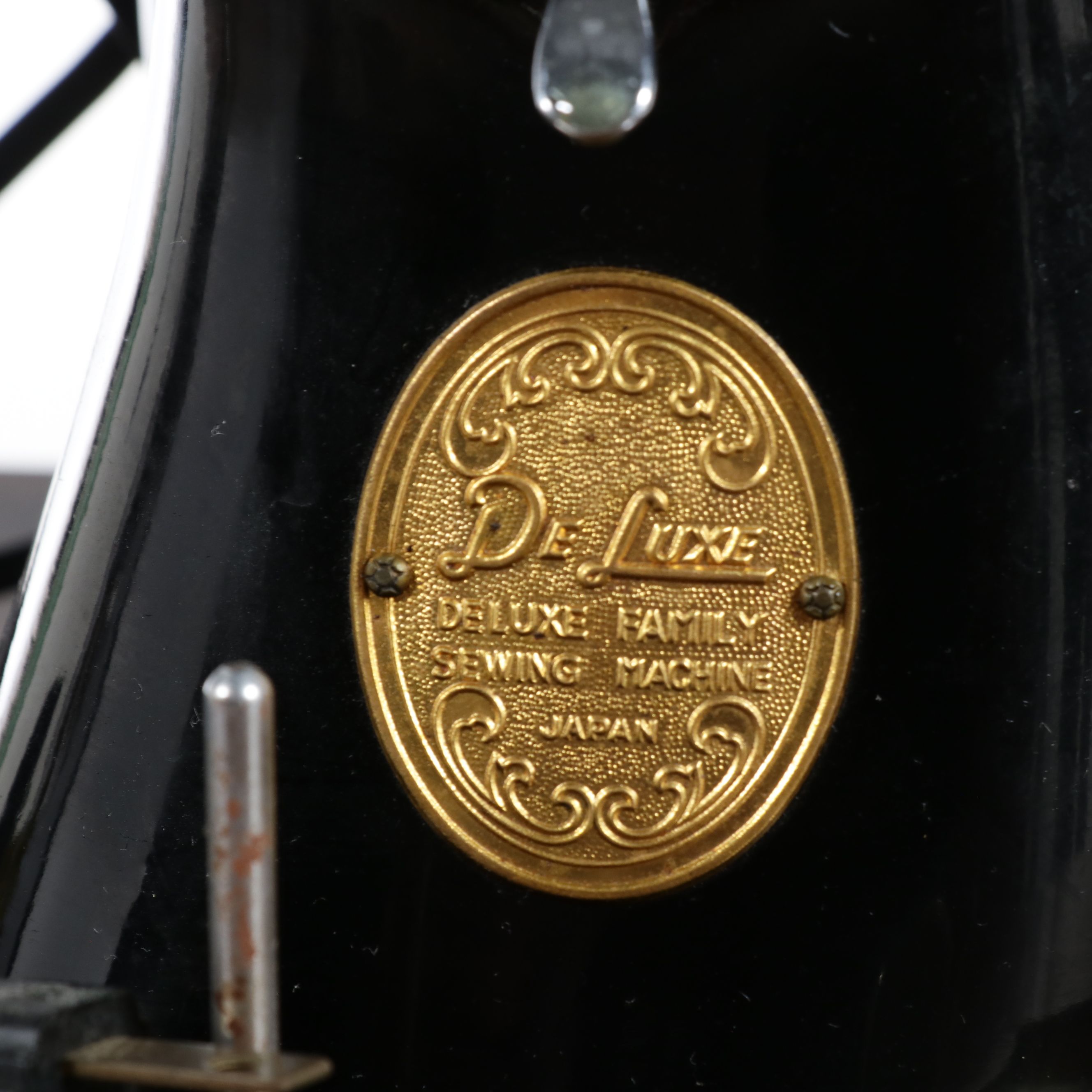 Vintage Universal "Deluxe" Sewing Machine in Table