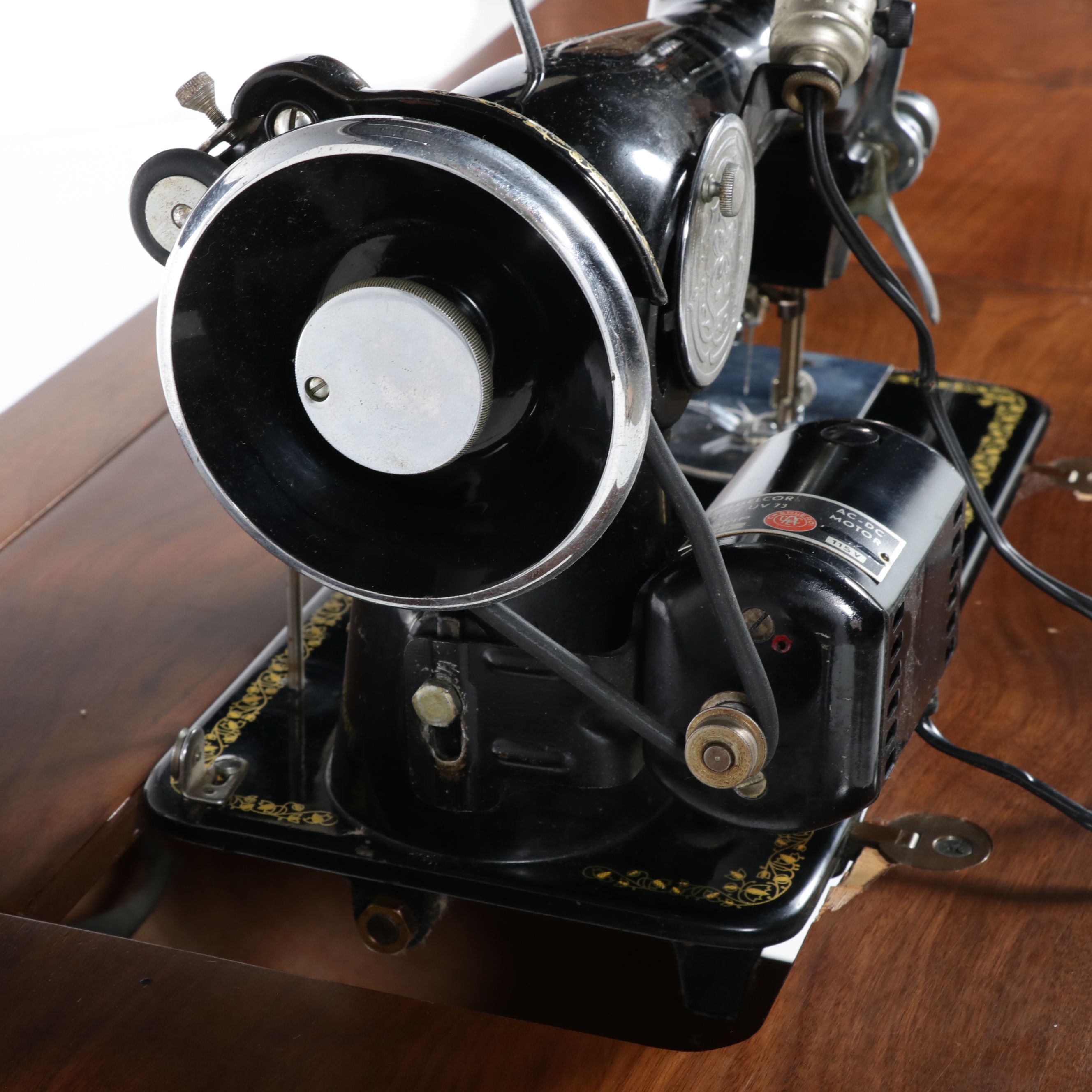 Vintage Universal "Deluxe" Sewing Machine in Table