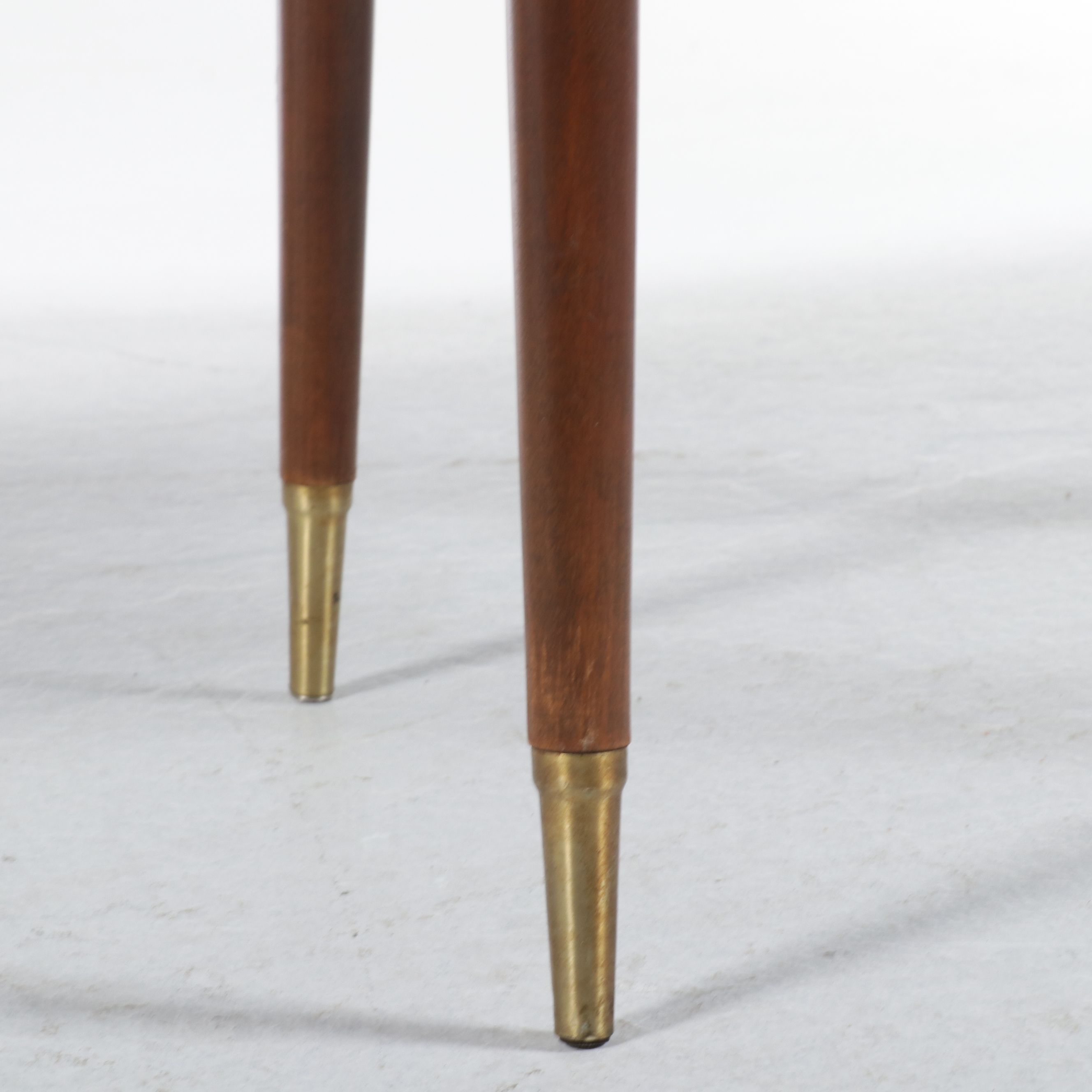 Vintage Universal "Deluxe" Sewing Machine in Table