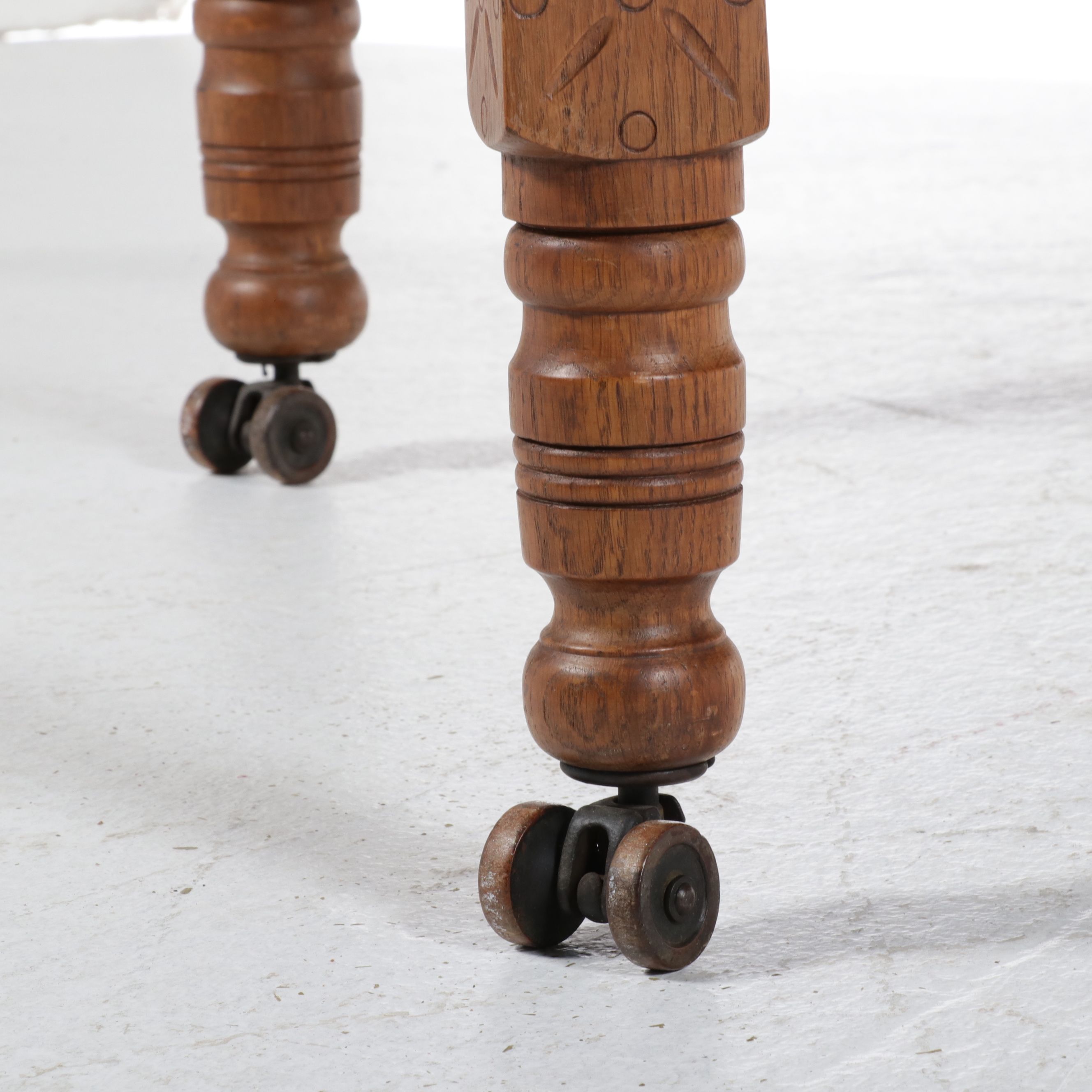 Victorian Eastlake Oak Expanding Dining Table with Center Support