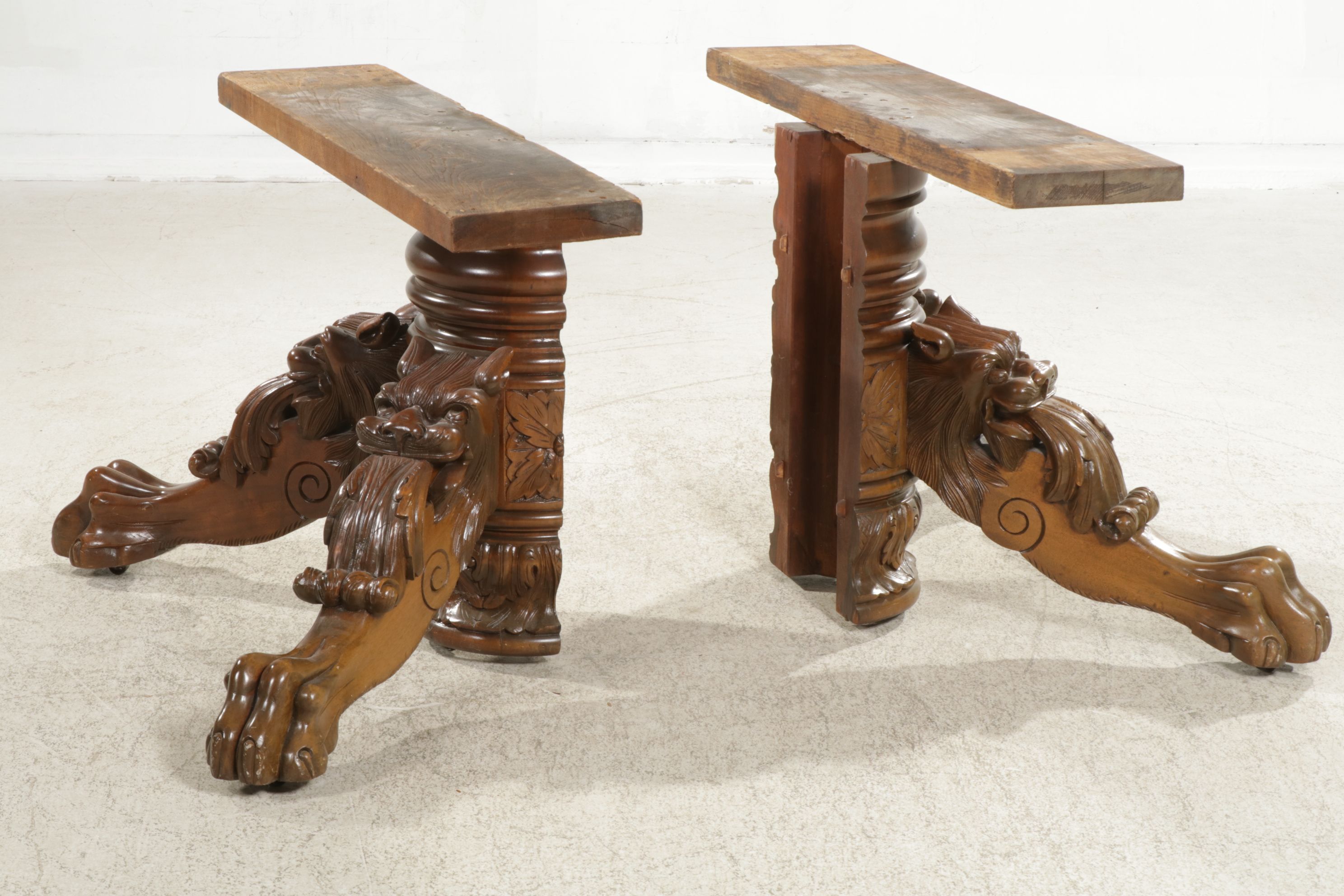 Victorian Carved Mahogany Banquet Table with Lion's Head Legs and Paw Feet