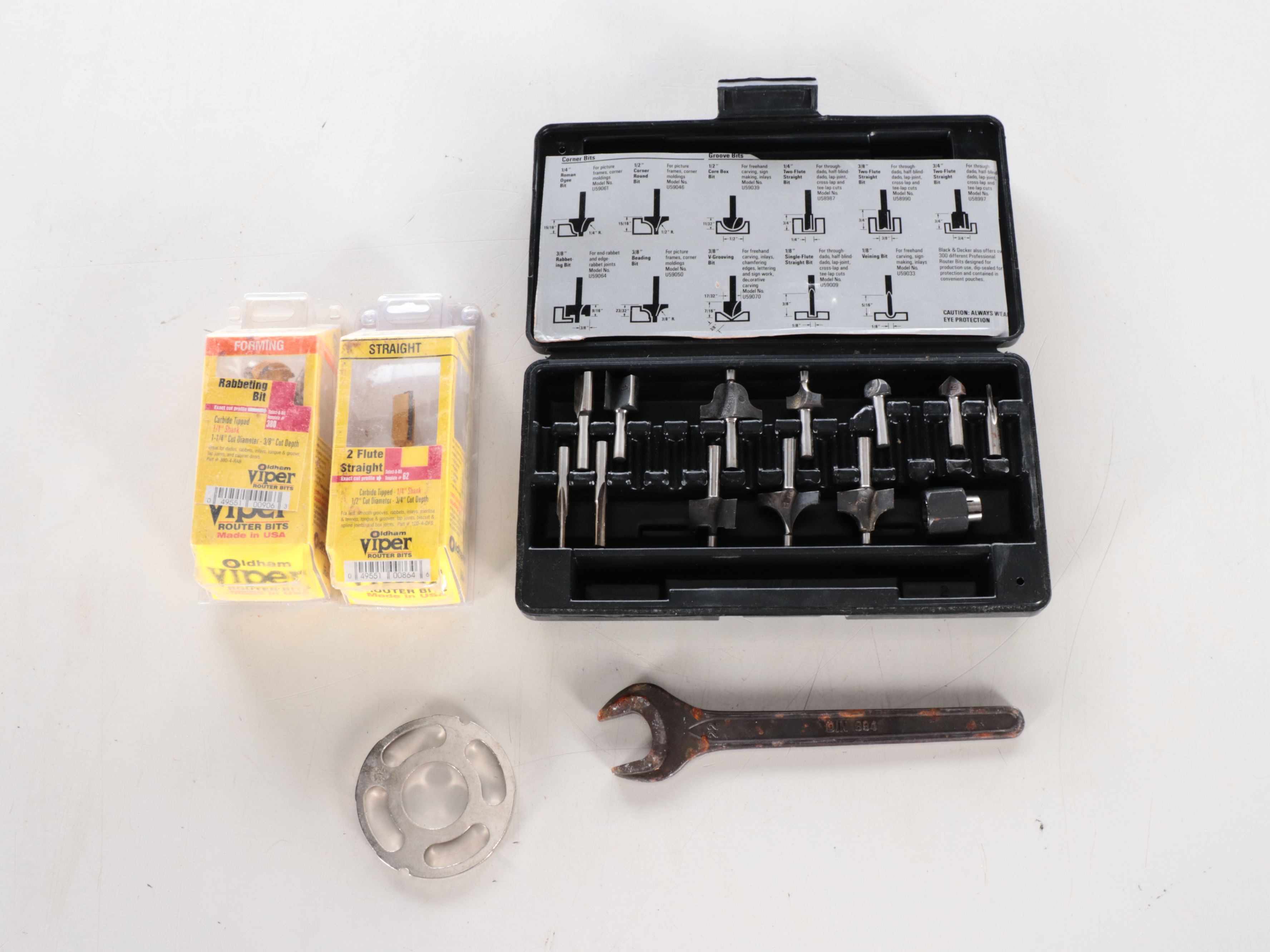 DeWalt DW621 Electronic Plunge Router with Black & Decker Bits