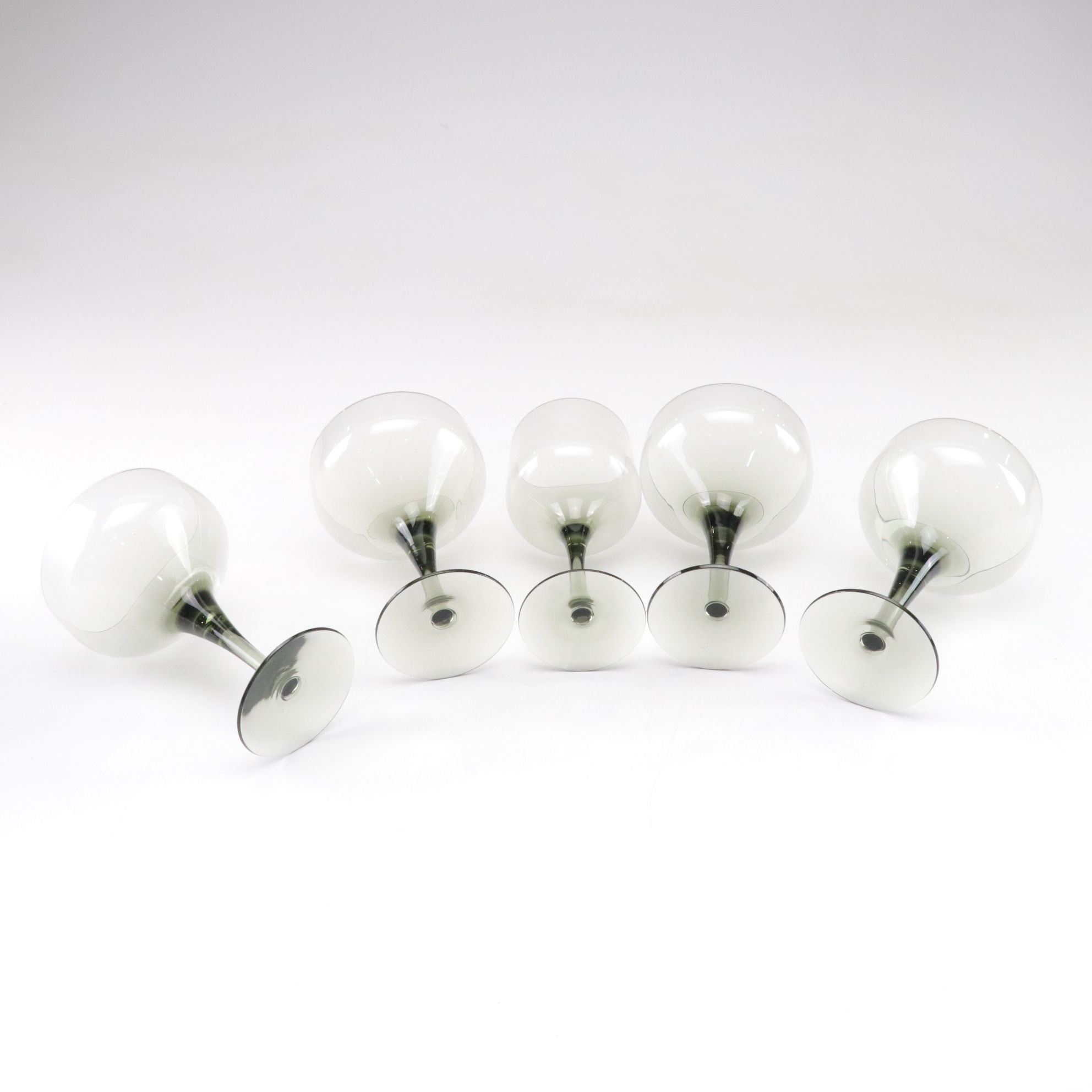 Orrefors "Rhapsody Smoke" Stemware with Arcoroc "Fleur" Glass Plates