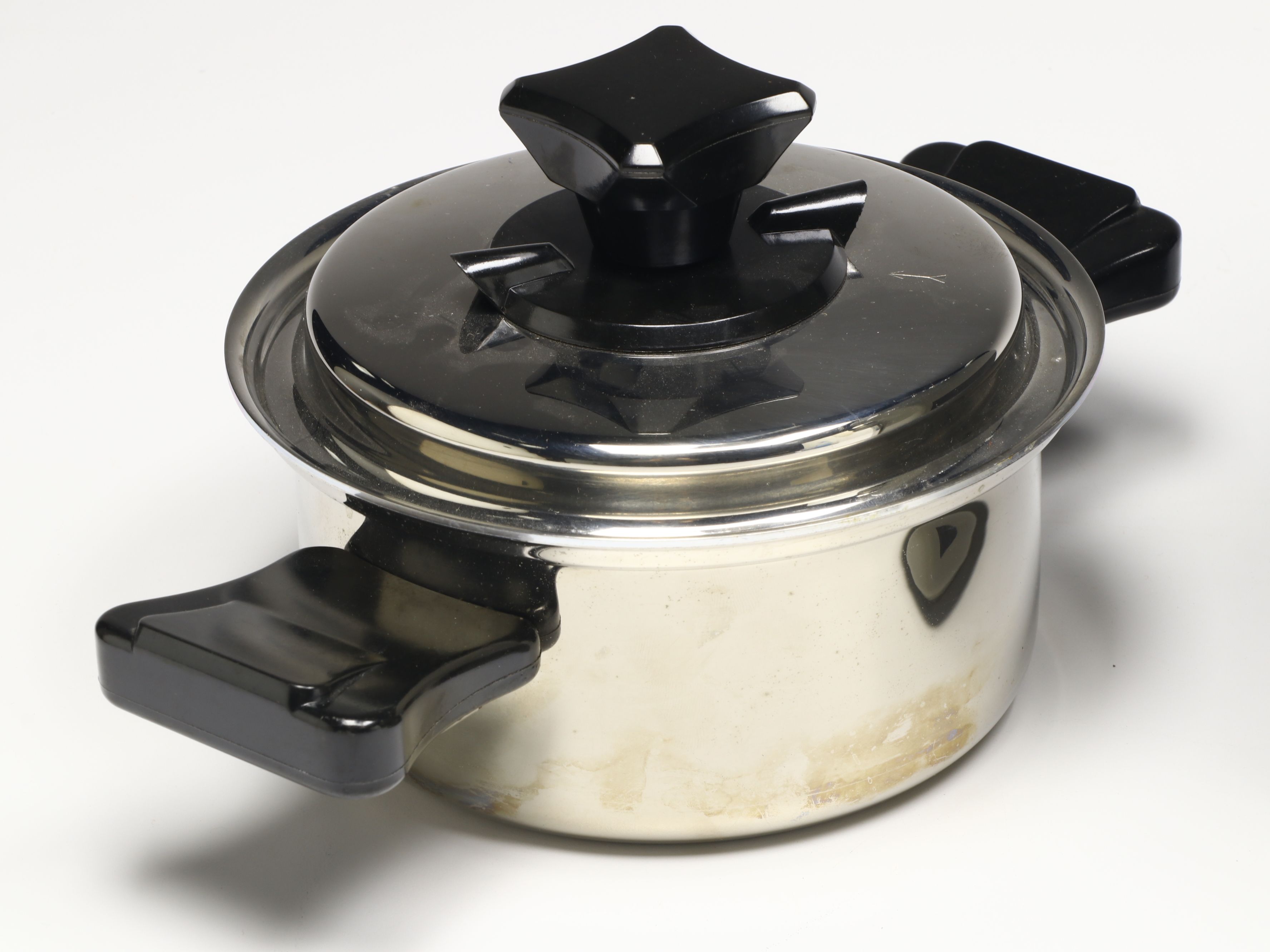 Lodge Cast Iron Skillets, All-Clad Aluminum Au Gratin Dishes and More Bakeware