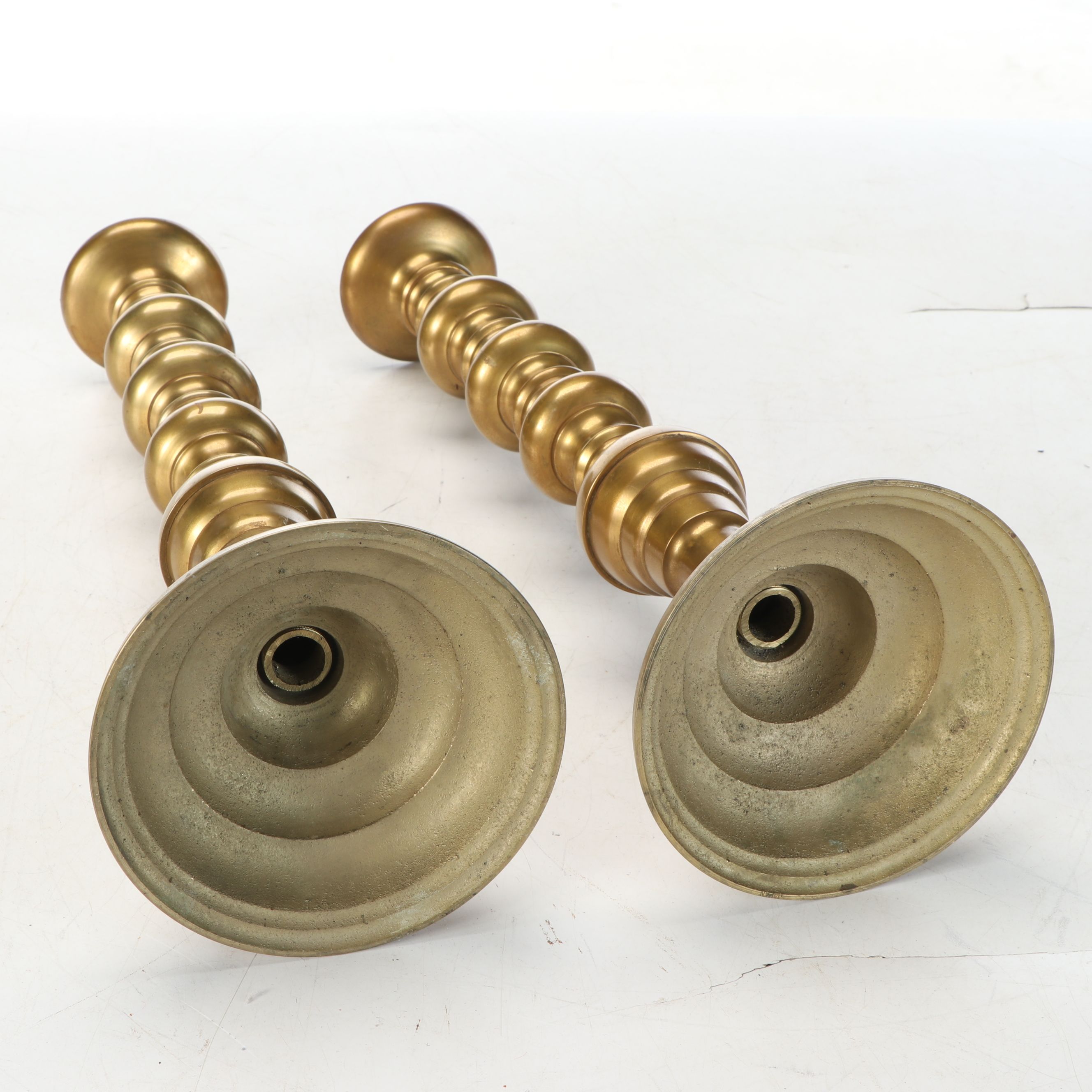 Pair of Neo-Baroque Graduated Knop Brass Candlesticks, Mid to Late 20th Century