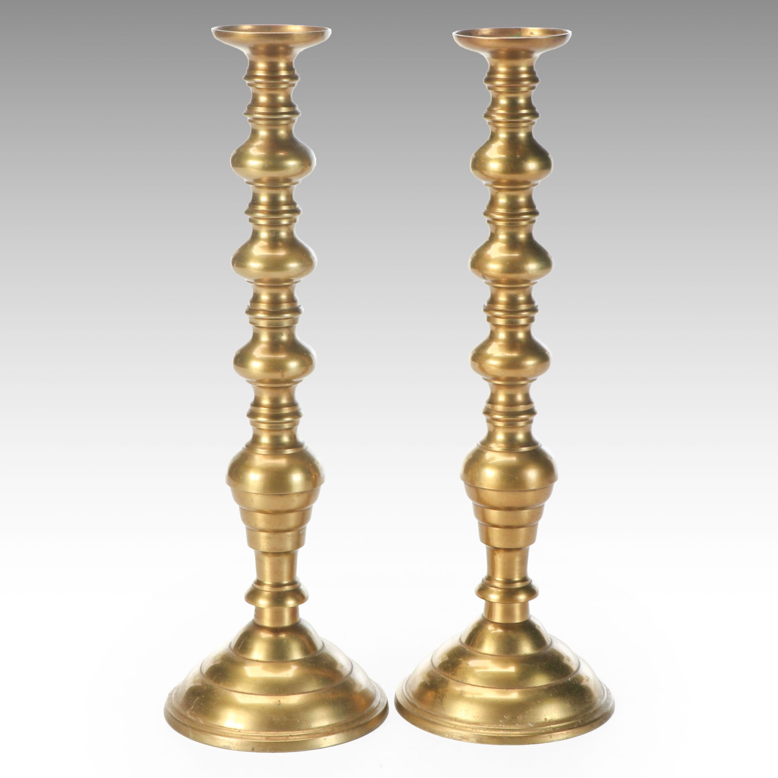 Pair of Neo-Baroque Graduated Knop Brass Candlesticks, Mid to Late 20th Century